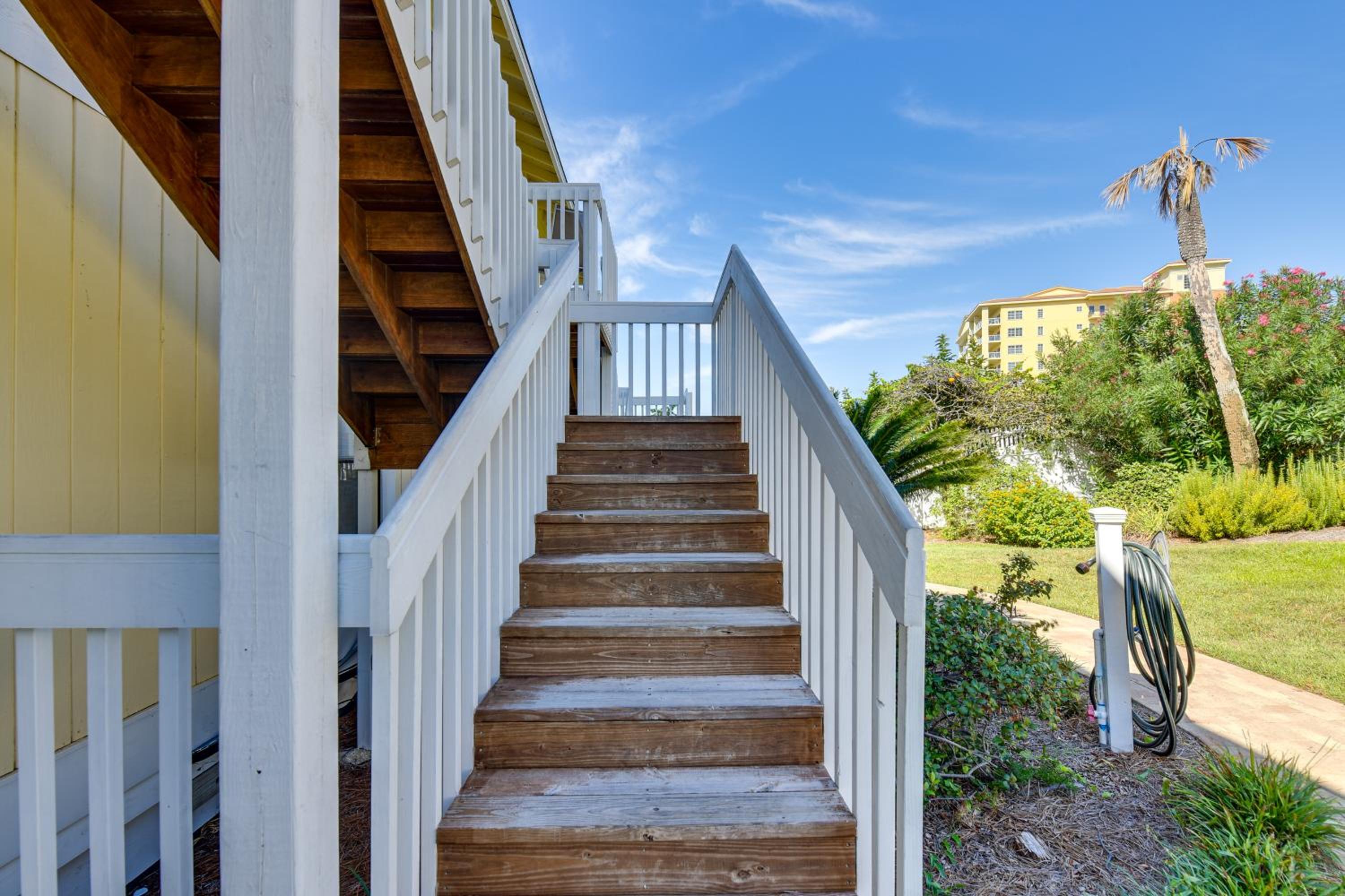 2 Mi to HarborWalk Village Cozy Condo with Balcony
