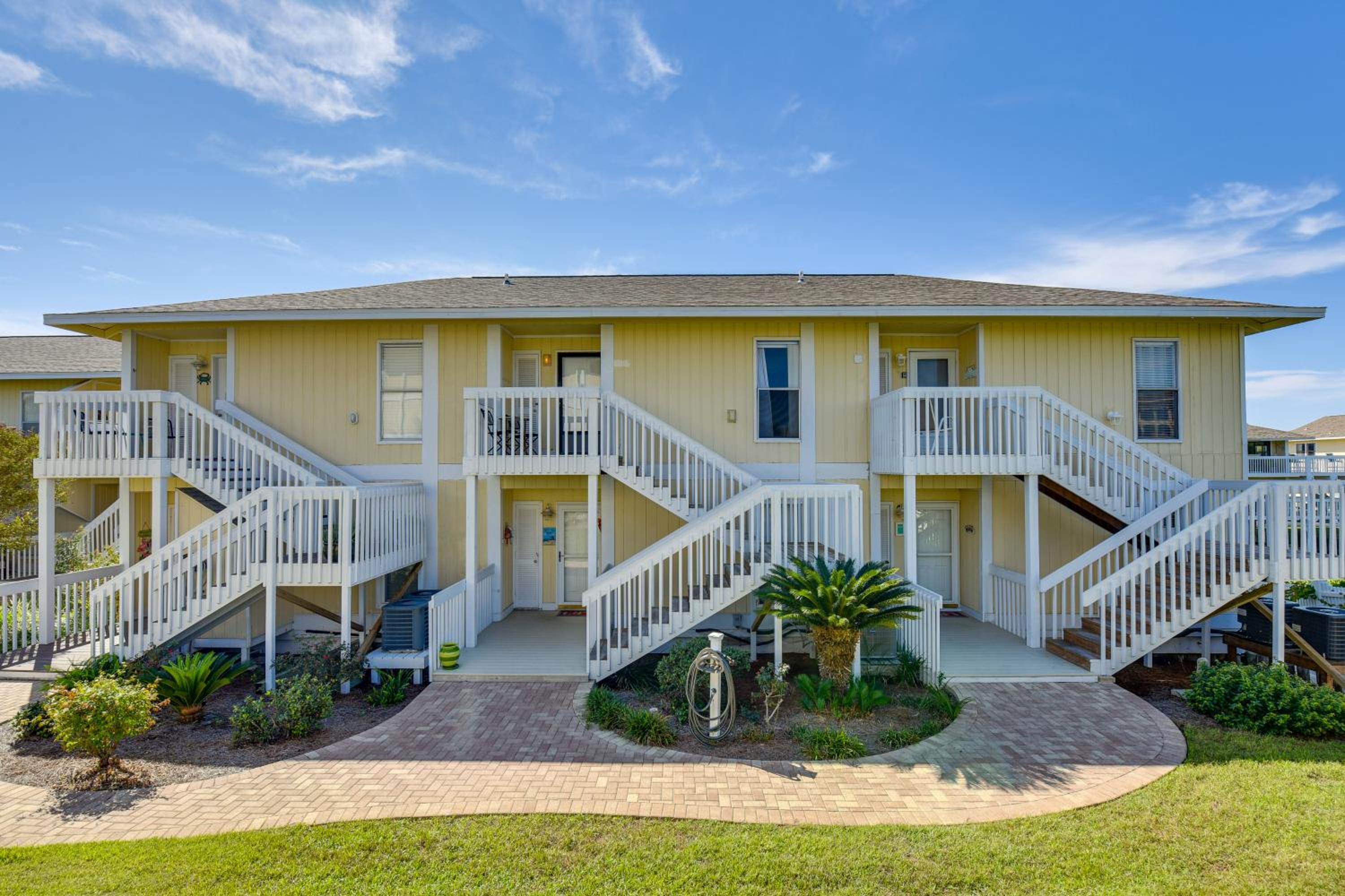2 Mi to HarborWalk Village Cozy Condo with Balcony