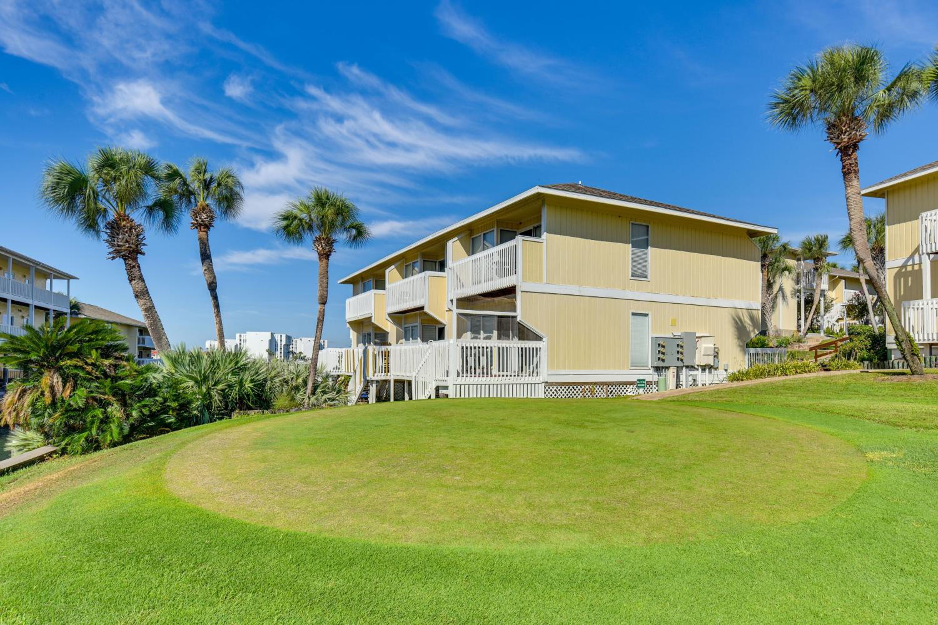 2 Mi to HarborWalk Village Cozy Condo with Balcony