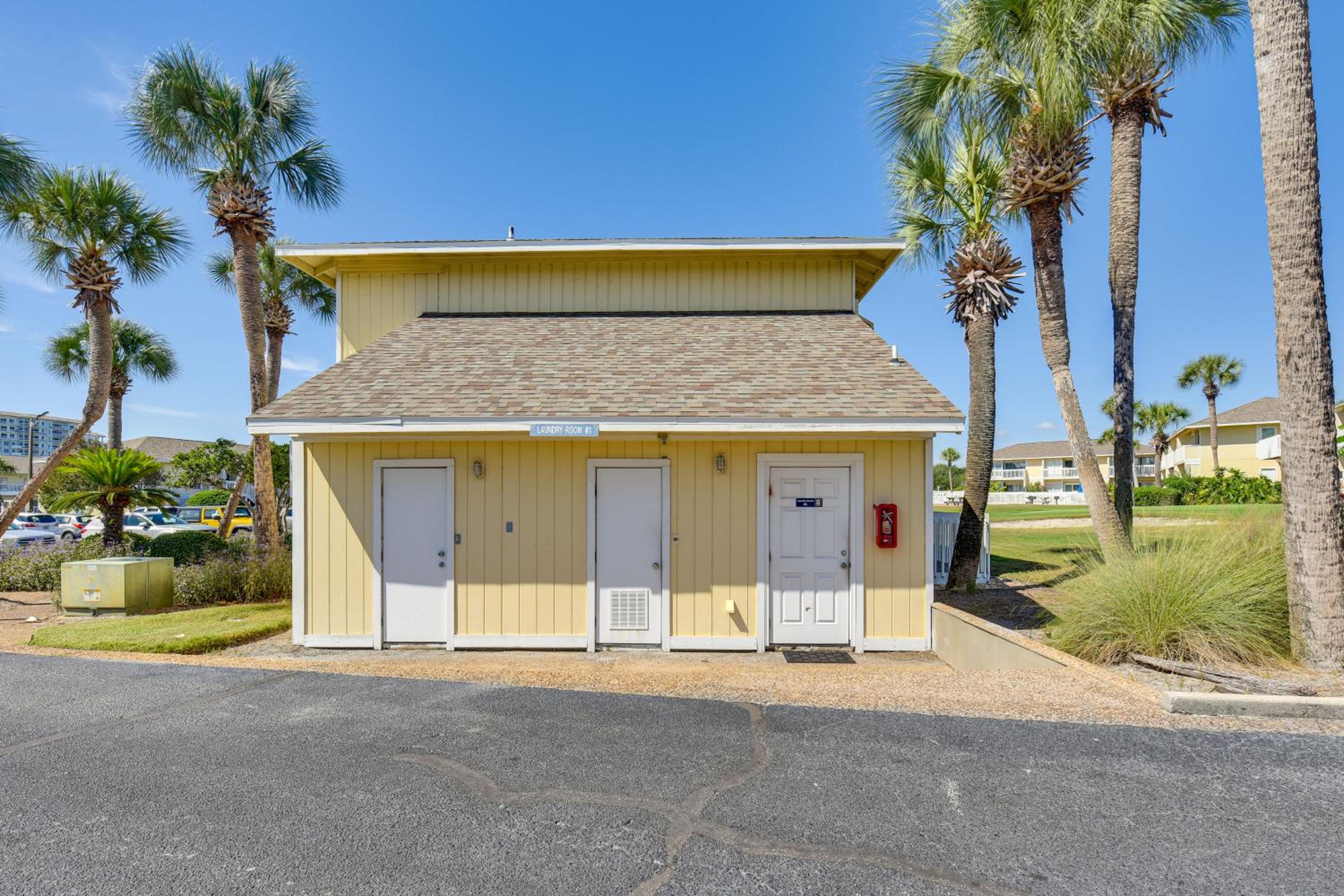 2 Mi to HarborWalk Village Cozy Condo with Balcony