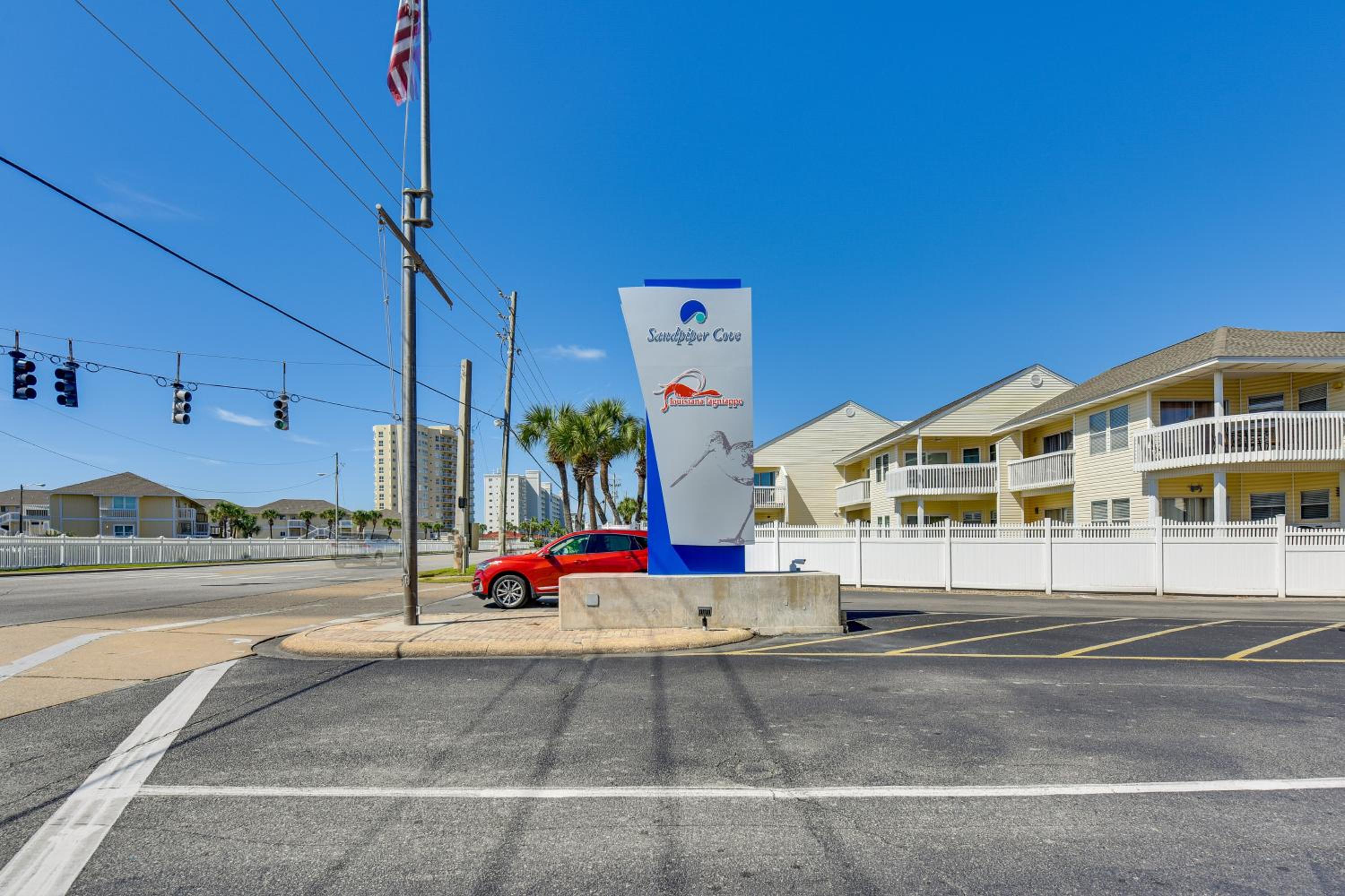 2 Mi to HarborWalk Village Cozy Condo with Balcony