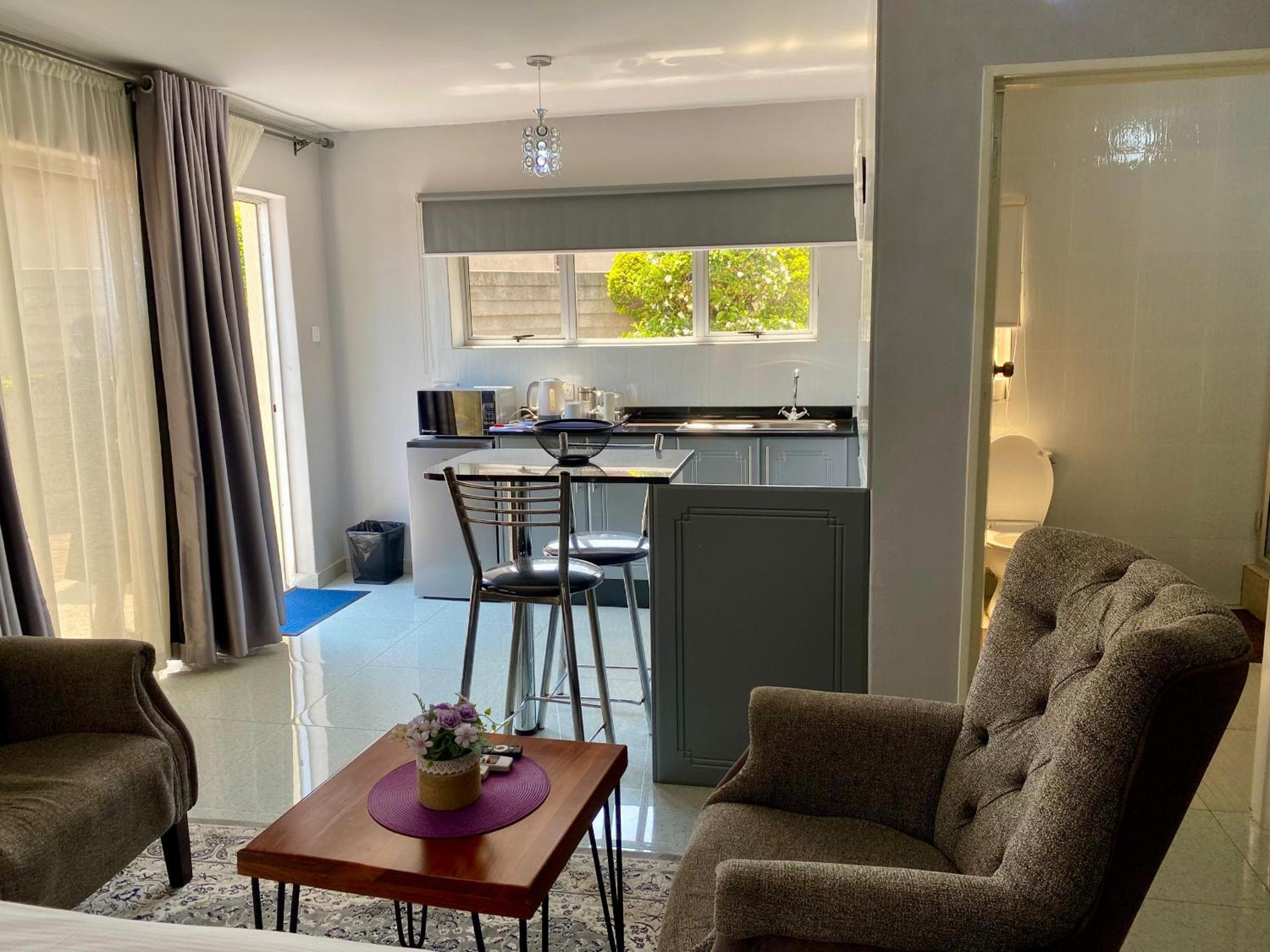 Spacious ground-floor studio in central New Chadcombe - 2316