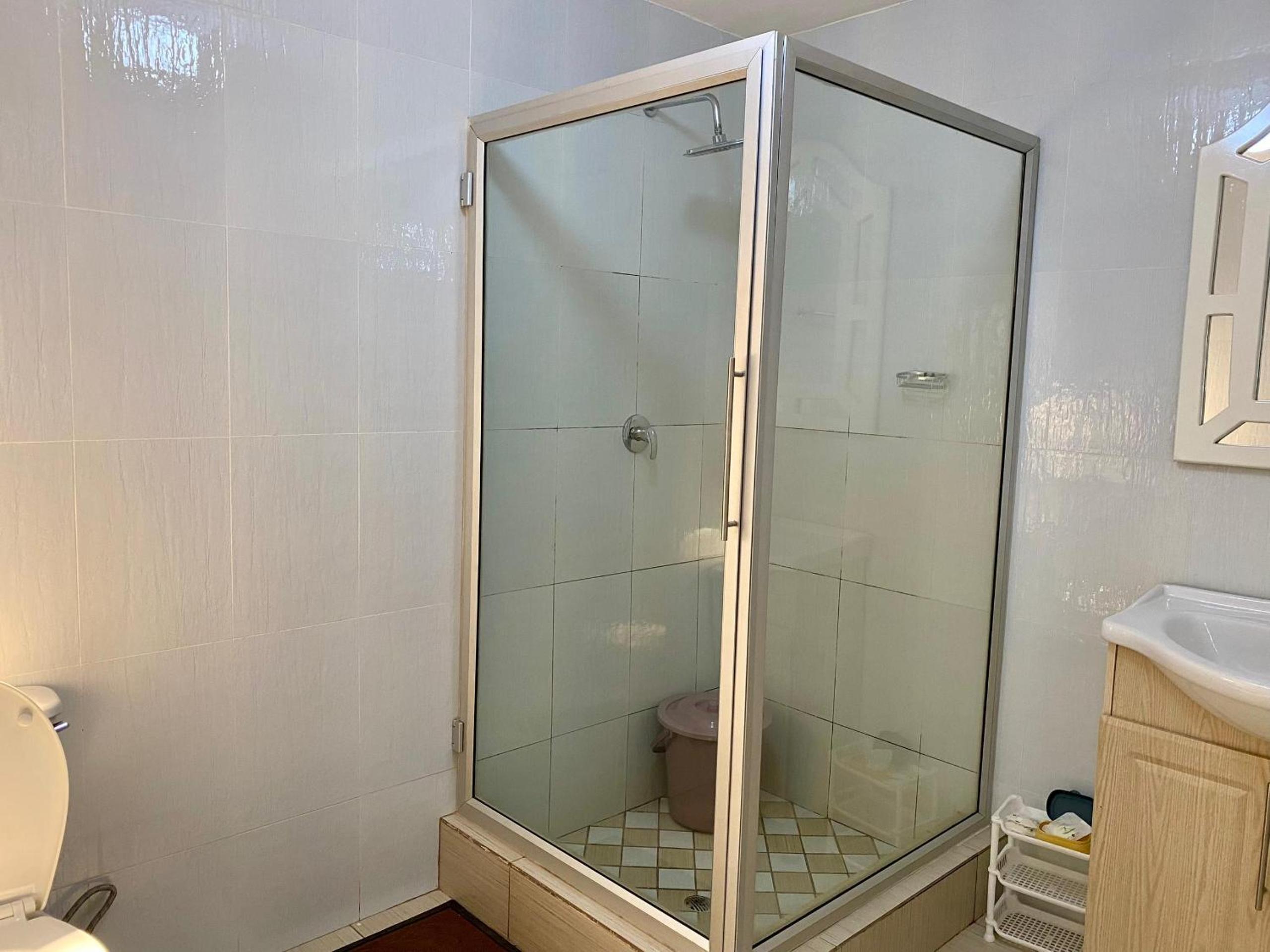 Spacious ground-floor studio in central New Chadcombe - 2316