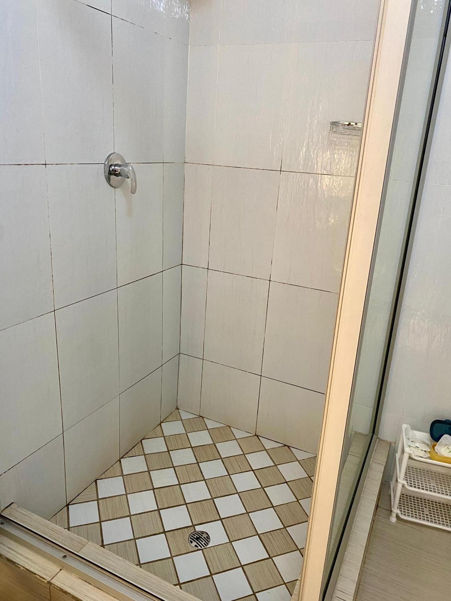Spacious ground-floor studio in central New Chadcombe - 2316