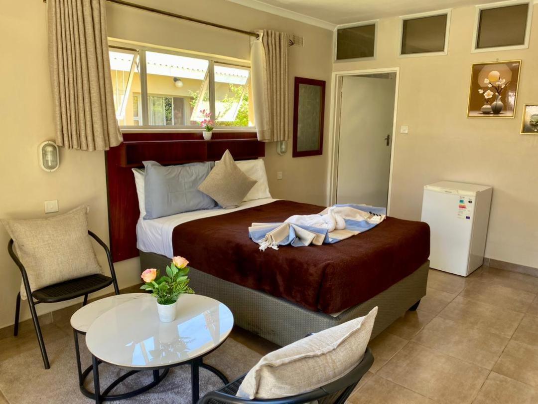 Poolside Executive Suite near Airport - 2322