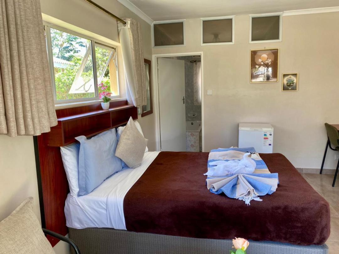 Poolside Executive Suite near Airport - 2322