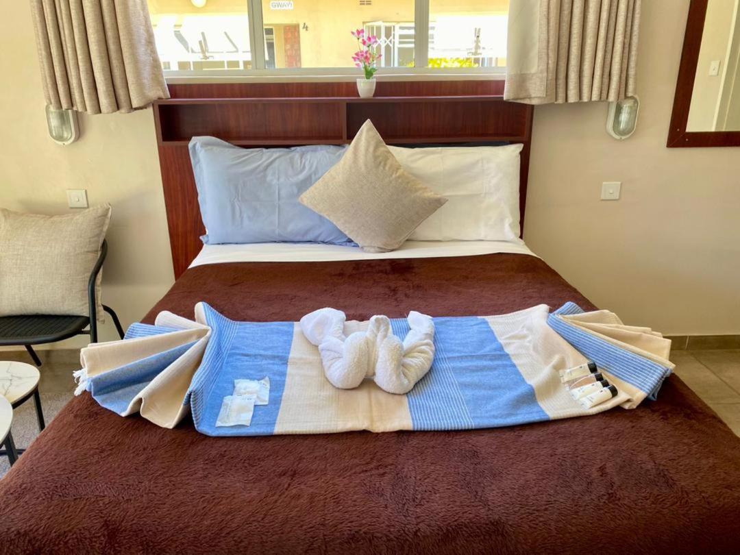 Poolside Executive Suite near Airport - 2322