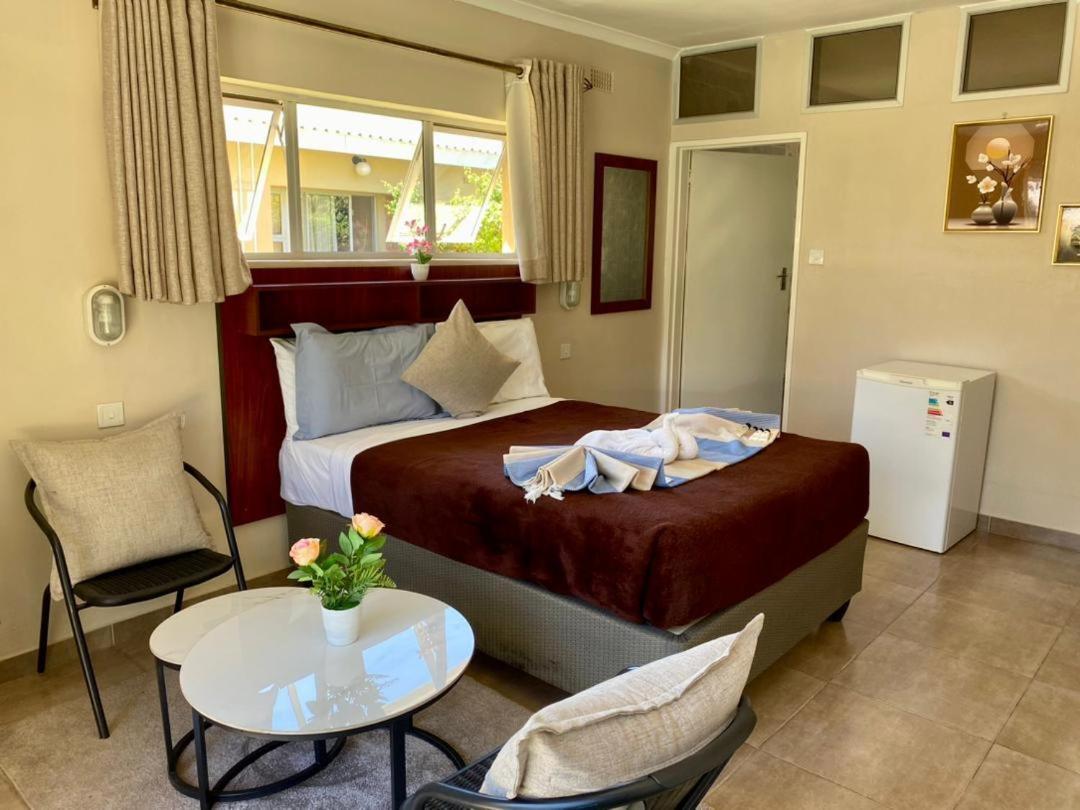 Poolside Executive Suite near Airport - 2322