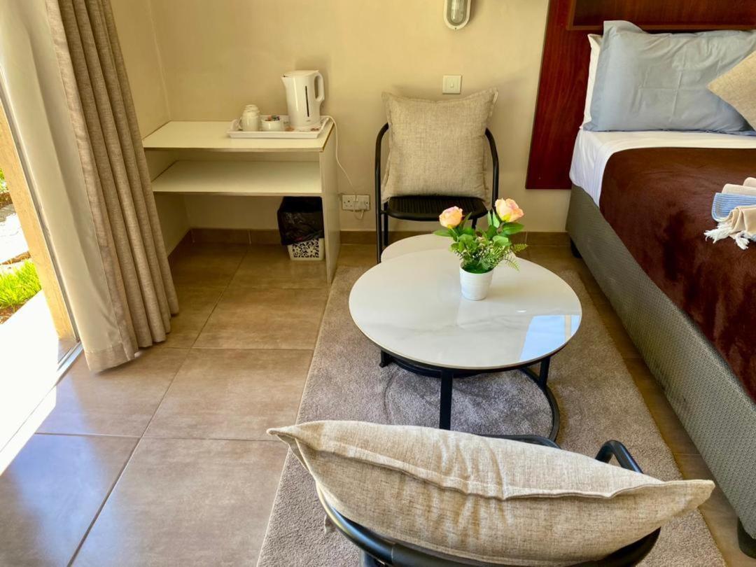 Poolside Executive Suite near Airport - 2322