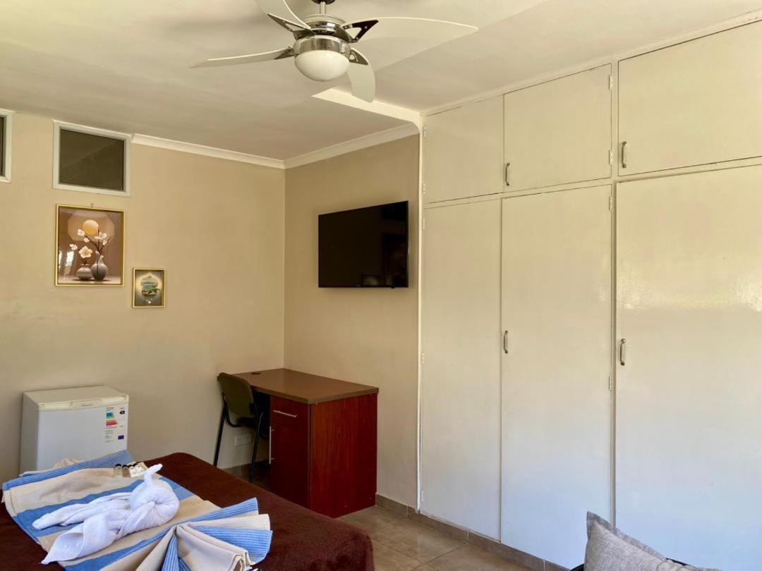 Poolside Executive Suite near Airport - 2322