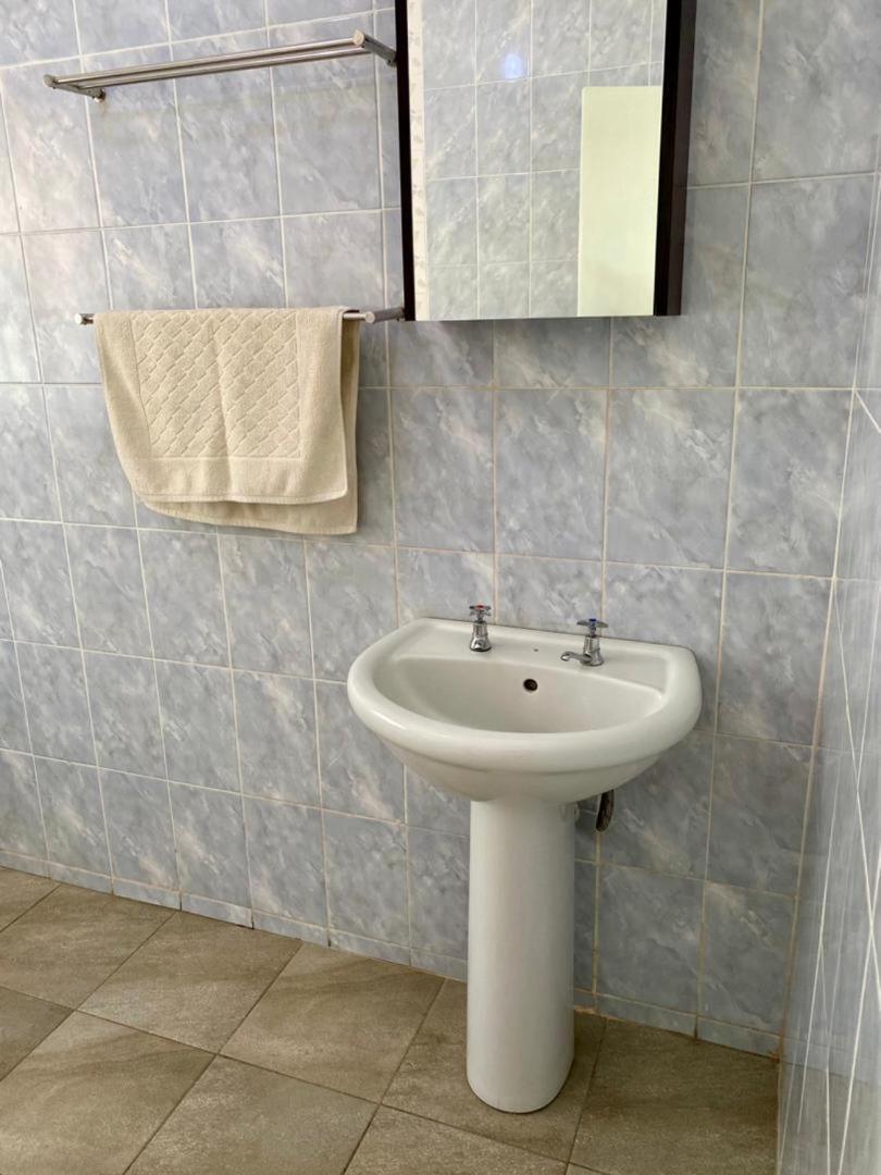 Poolside Executive Suite near Airport - 2322