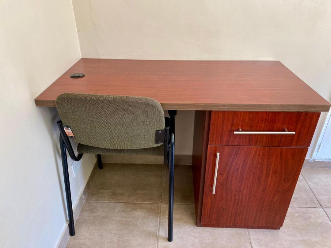 Poolside Executive Suite near Airport - 2322