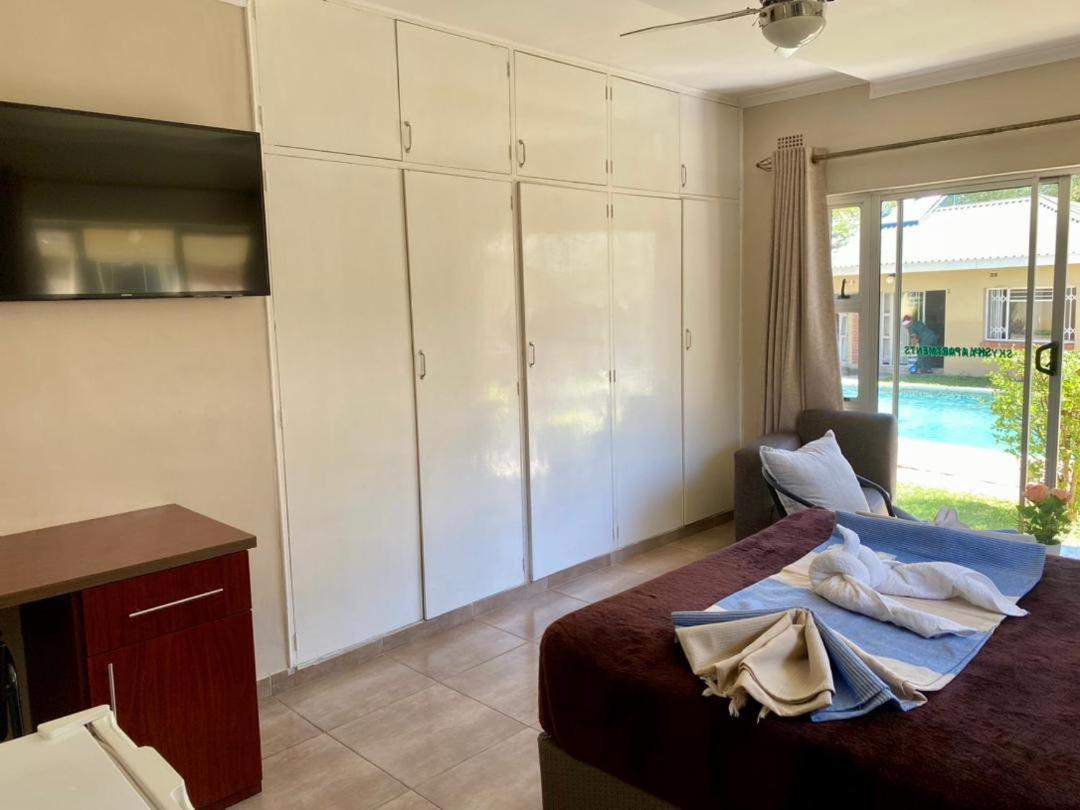 Poolside Executive Suite near Airport - 2322