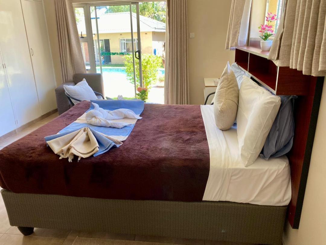 Poolside Executive Suite near Airport - 2322