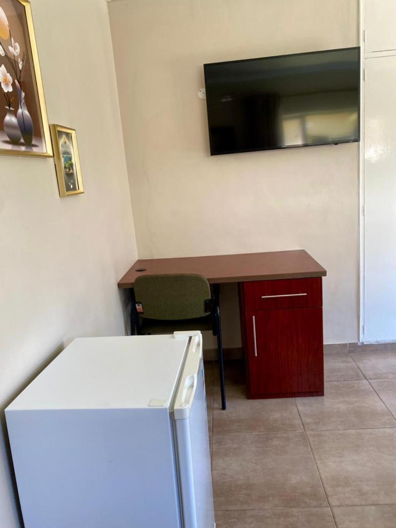 Poolside Executive Suite near Airport - 2322