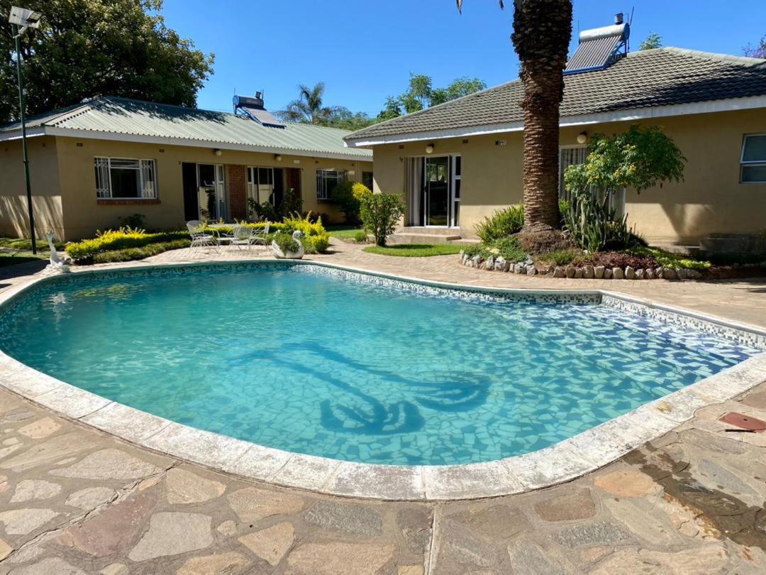 Poolside Executive Suite near Airport - 2322