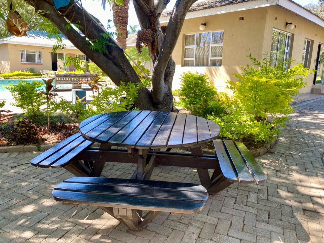 Poolside Executive Suite near Airport - 2322