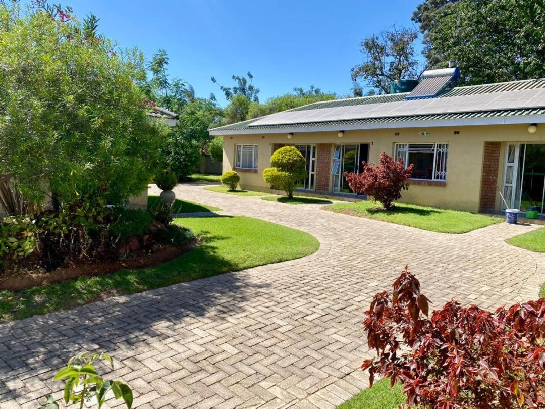 Poolside Executive Suite near Airport - 2322
