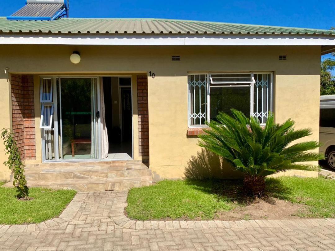 Poolside Executive Suite near Airport - 2322