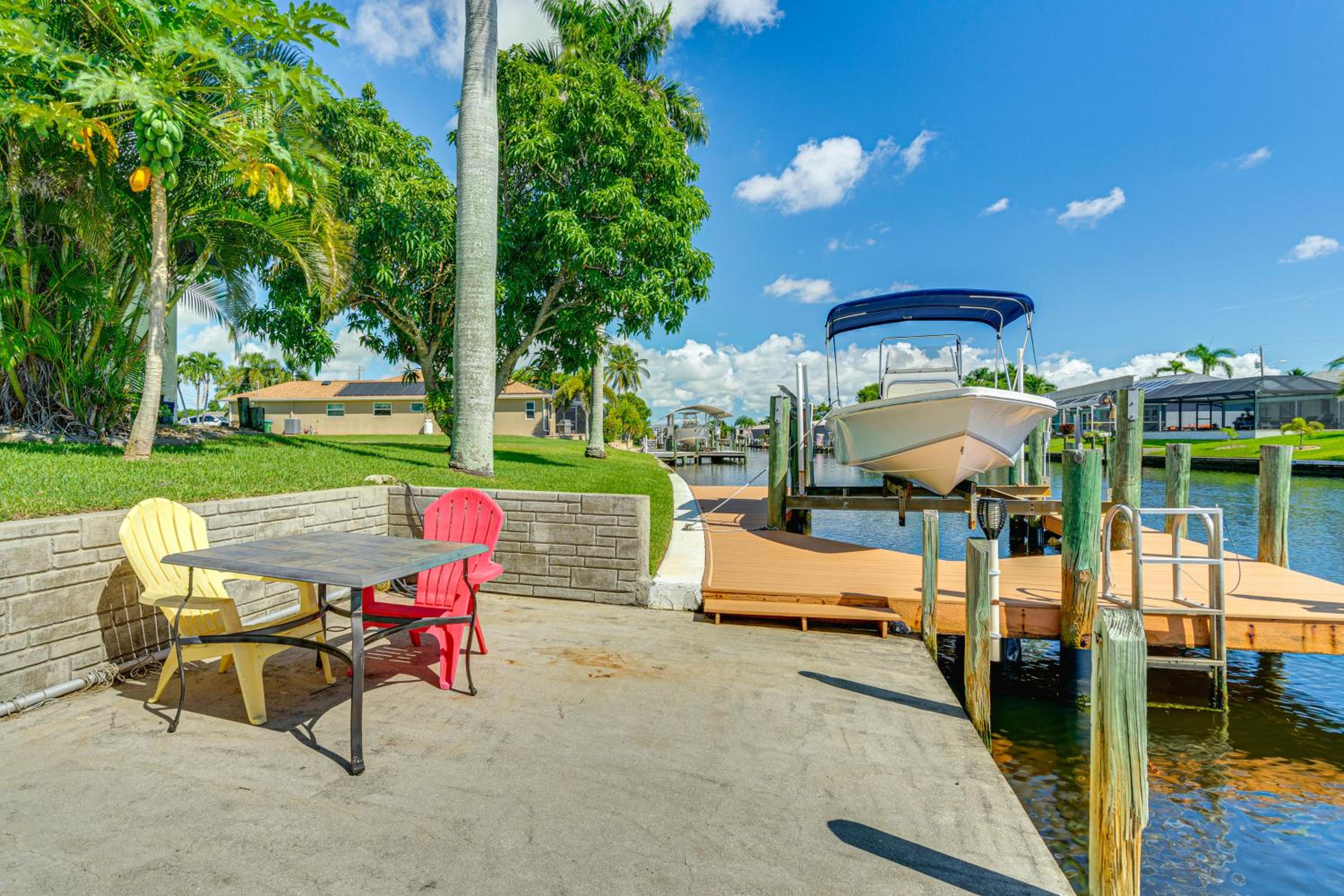 4 Mi to Cape Harbour Fun! Canal-Front Oasis