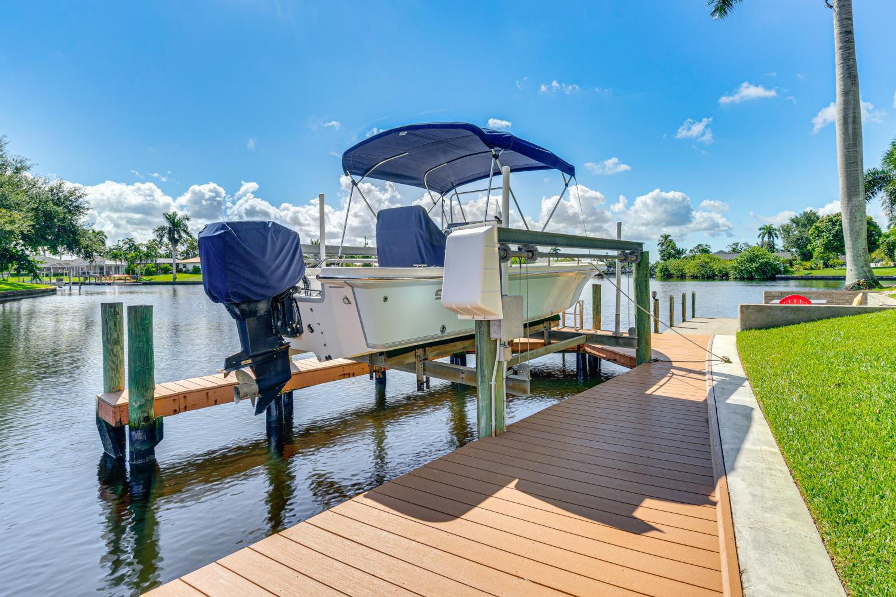 4 Mi to Cape Harbour Fun! Canal-Front Oasis