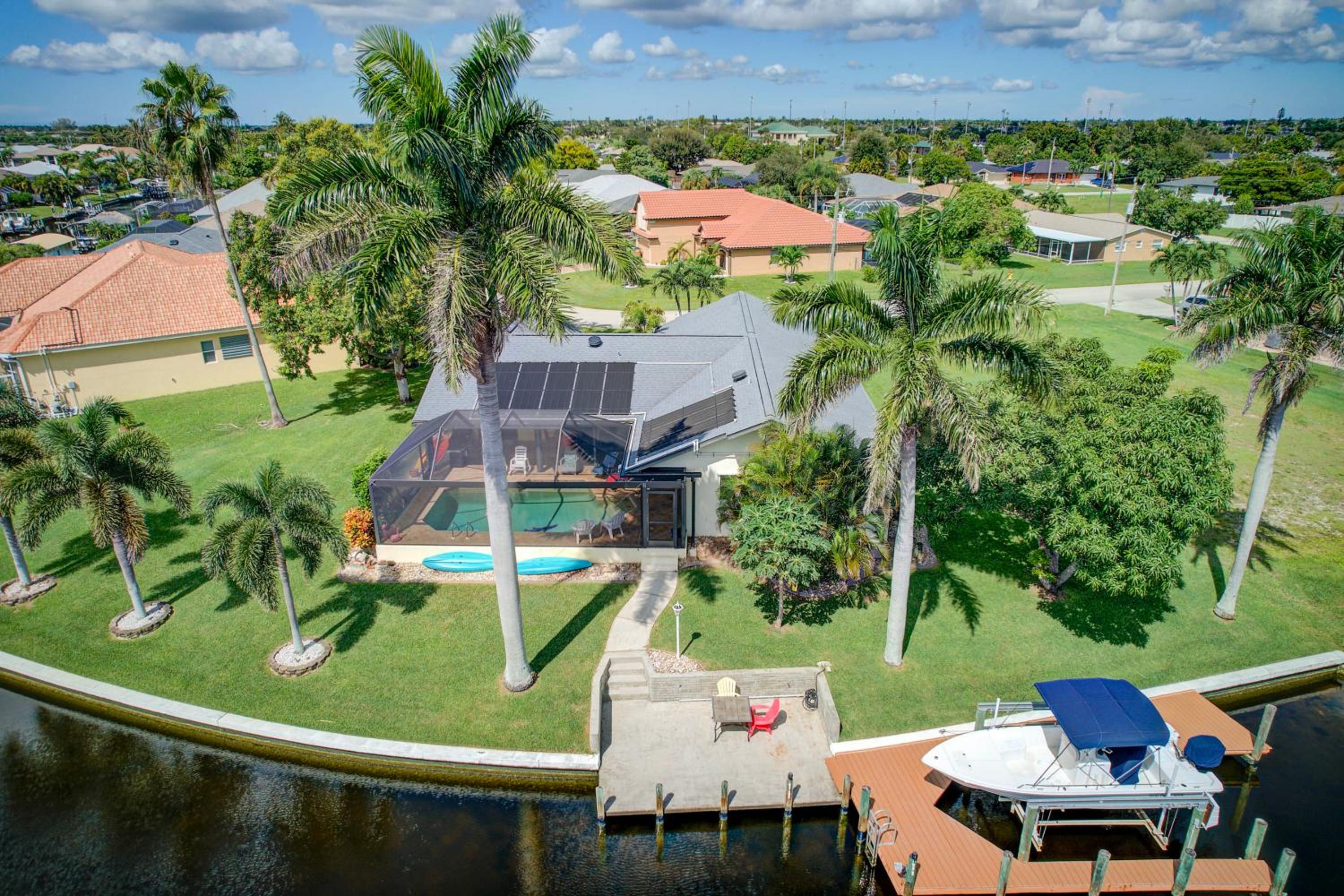 4 Mi to Cape Harbour Fun! Canal-Front Oasis