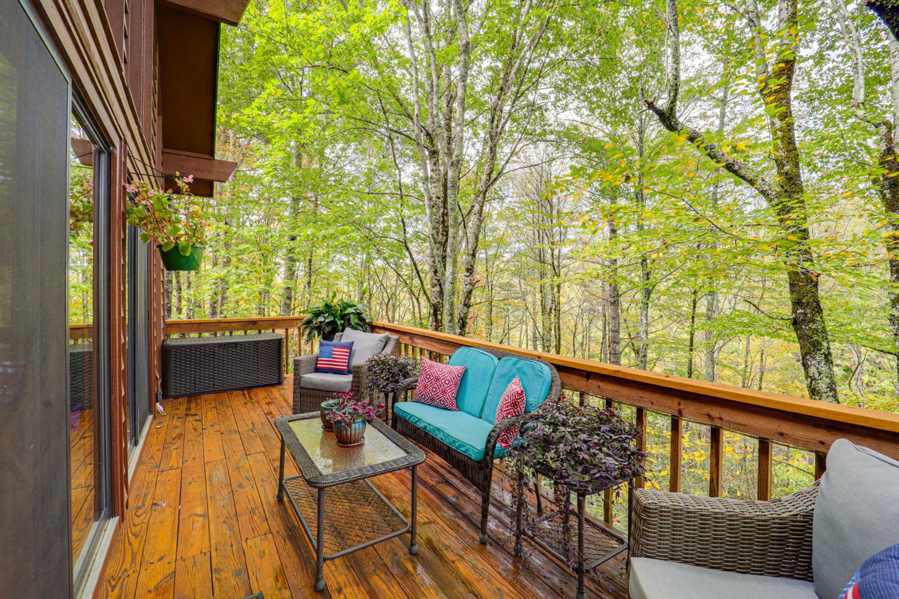Wooded Cabin with 2 Decks on Golf Course in Newland!