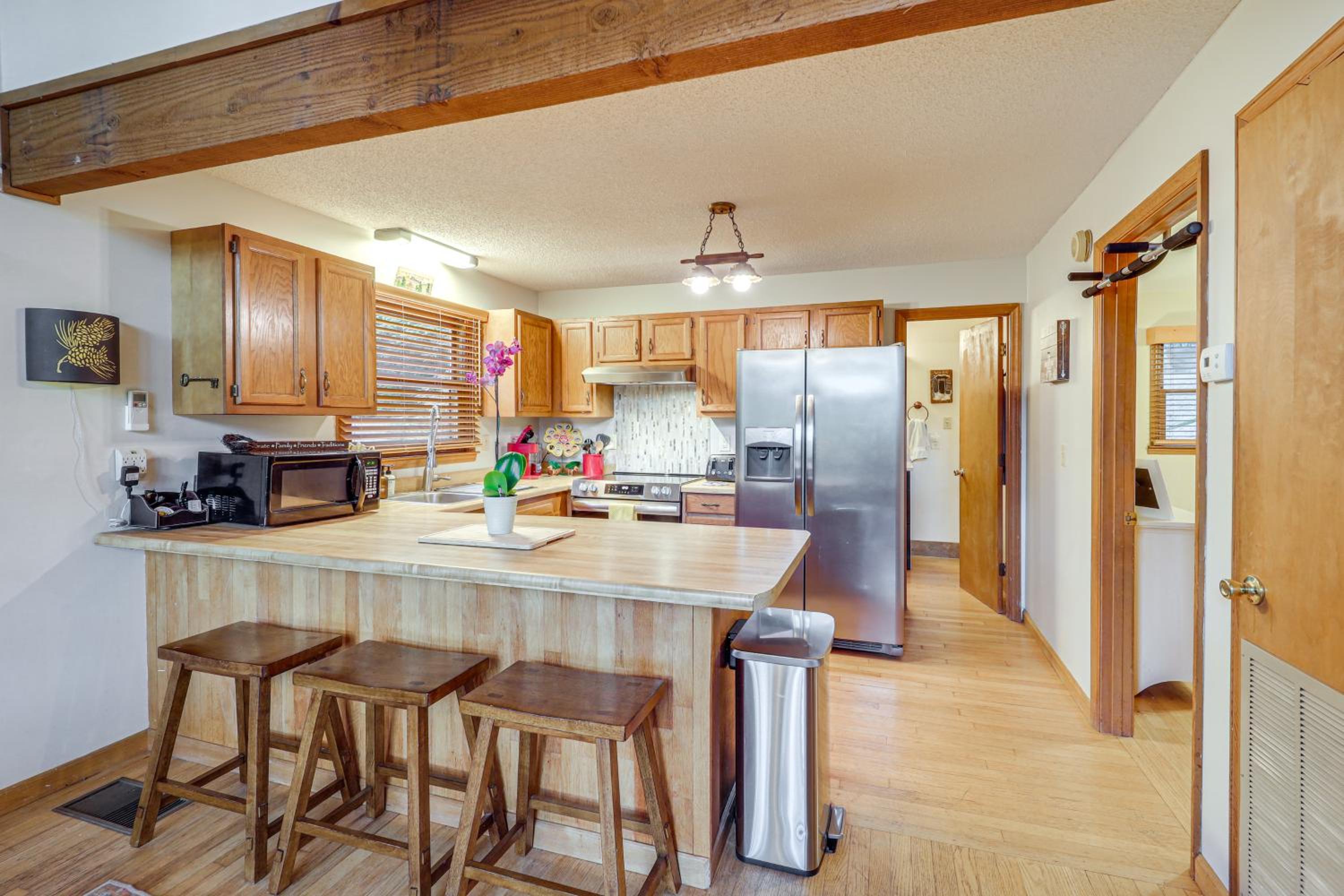 Wooded Cabin with 2 Decks on Golf Course in Newland!
