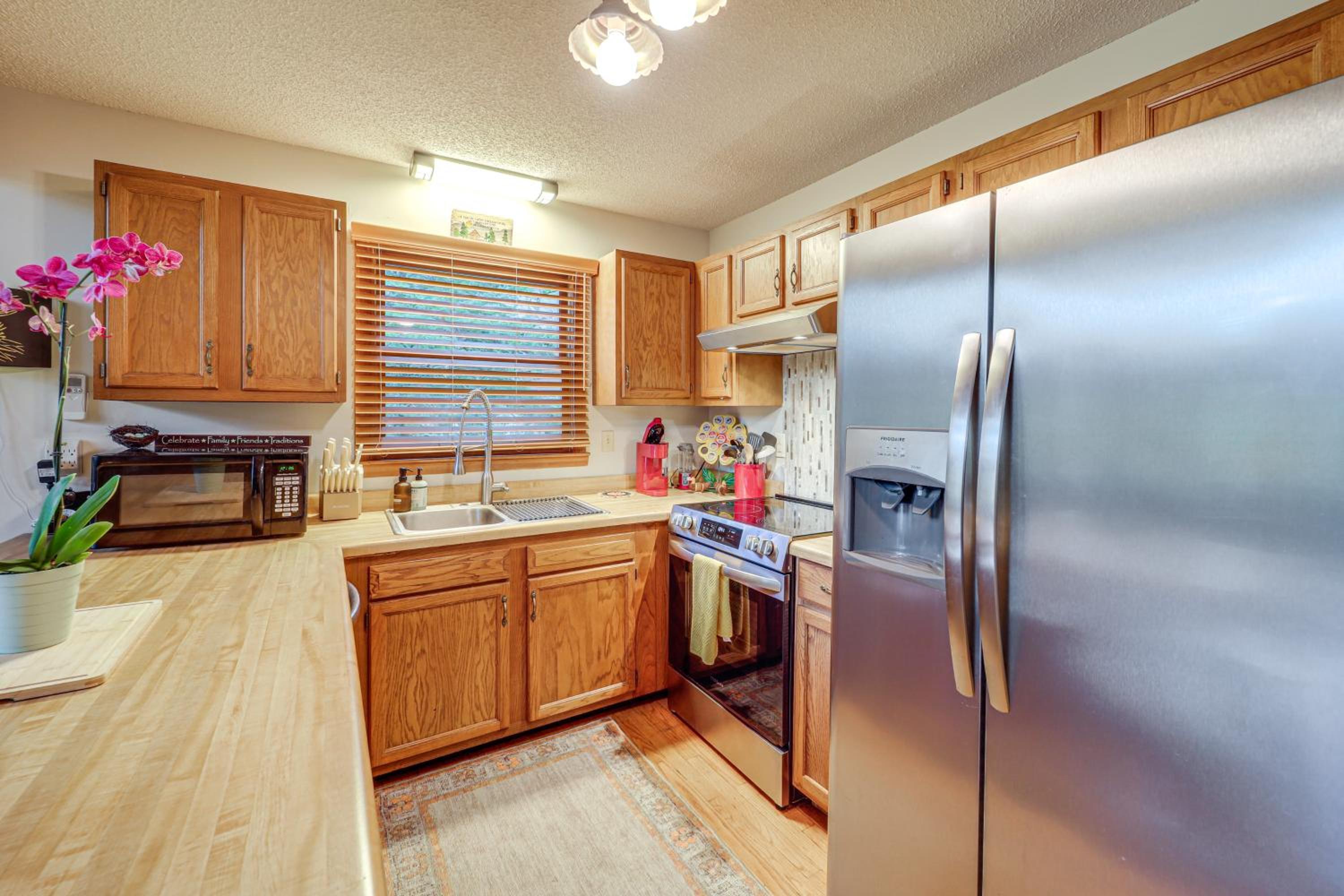 Wooded Cabin with 2 Decks on Golf Course in Newland!