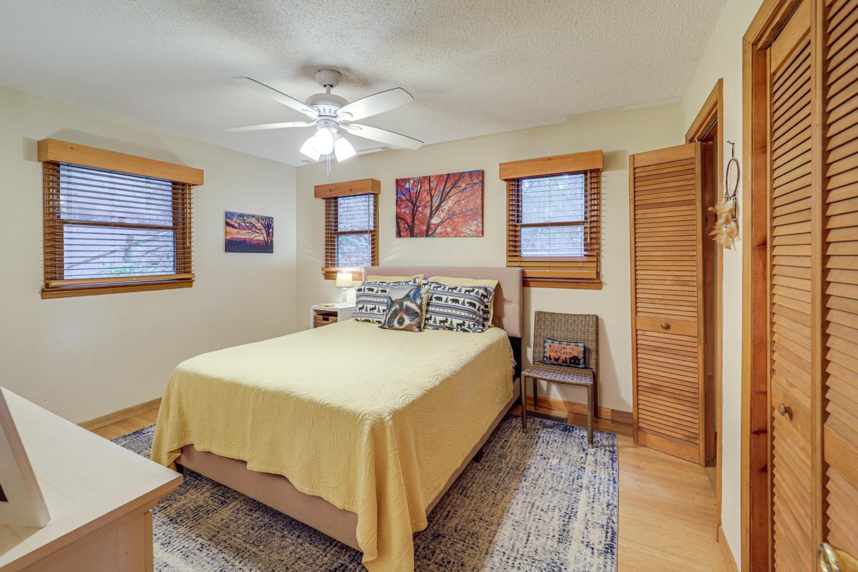 Wooded Cabin with 2 Decks on Golf Course in Newland!