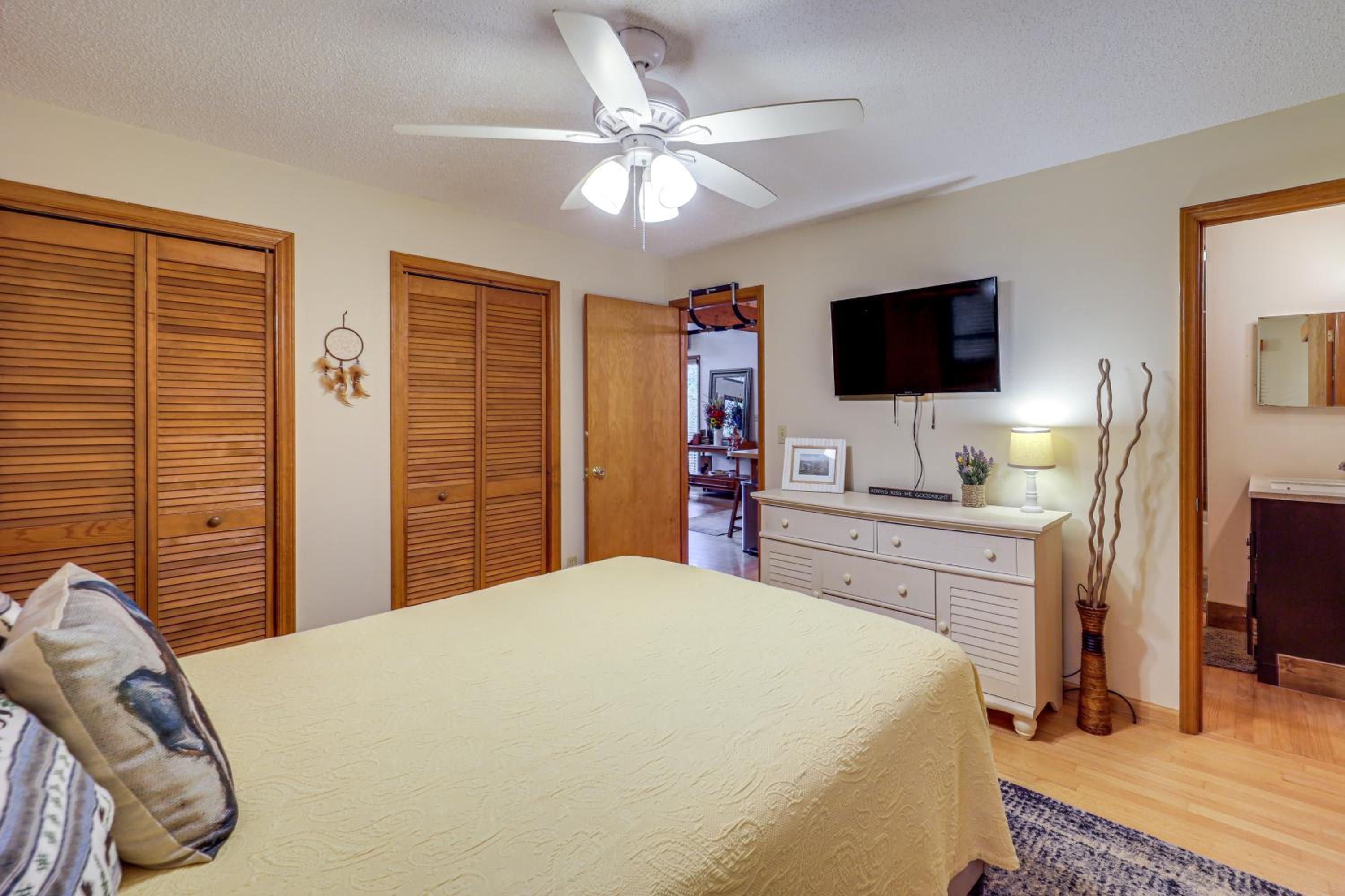Wooded Cabin with 2 Decks on Golf Course in Newland!