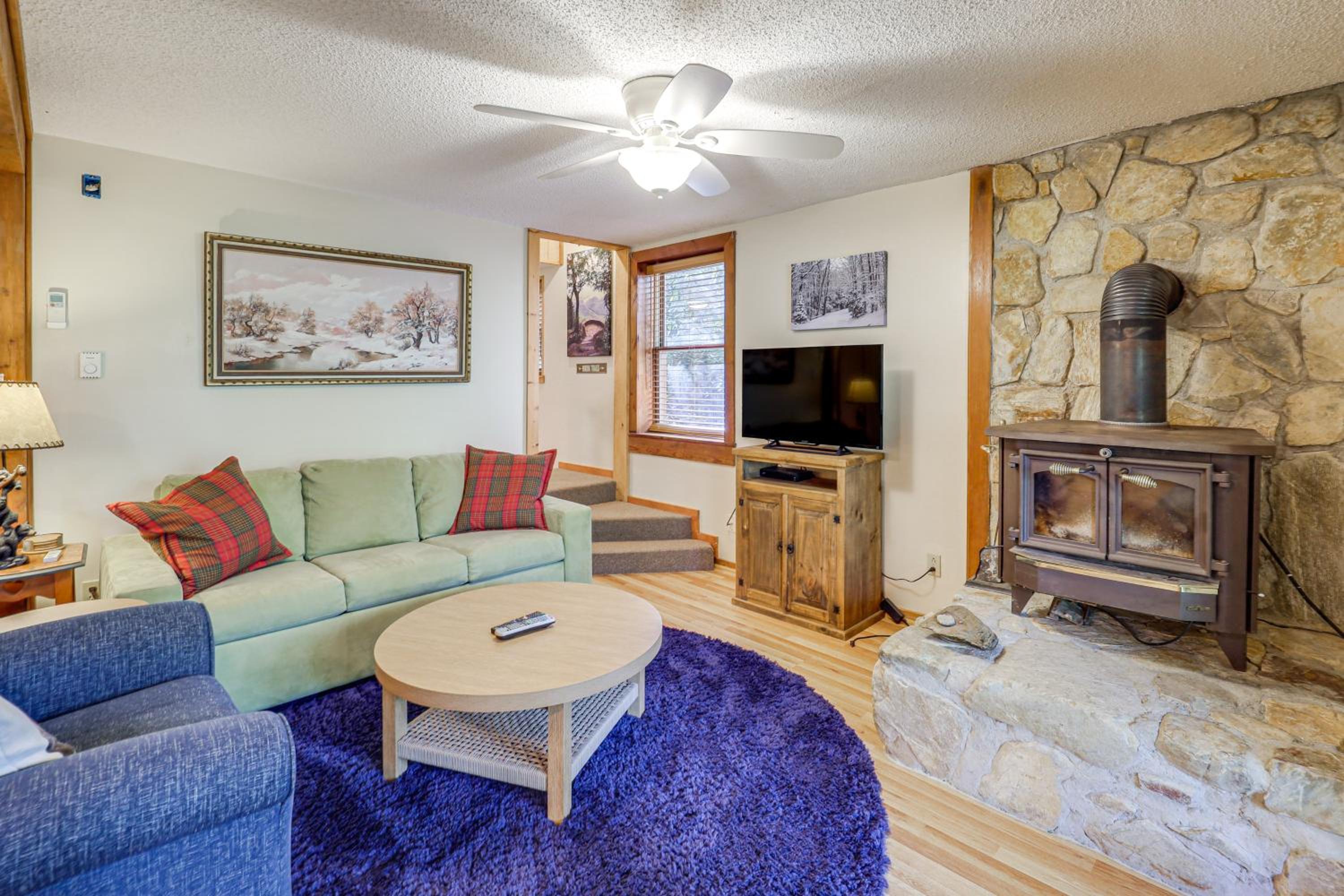Wooded Cabin with 2 Decks on Golf Course in Newland!