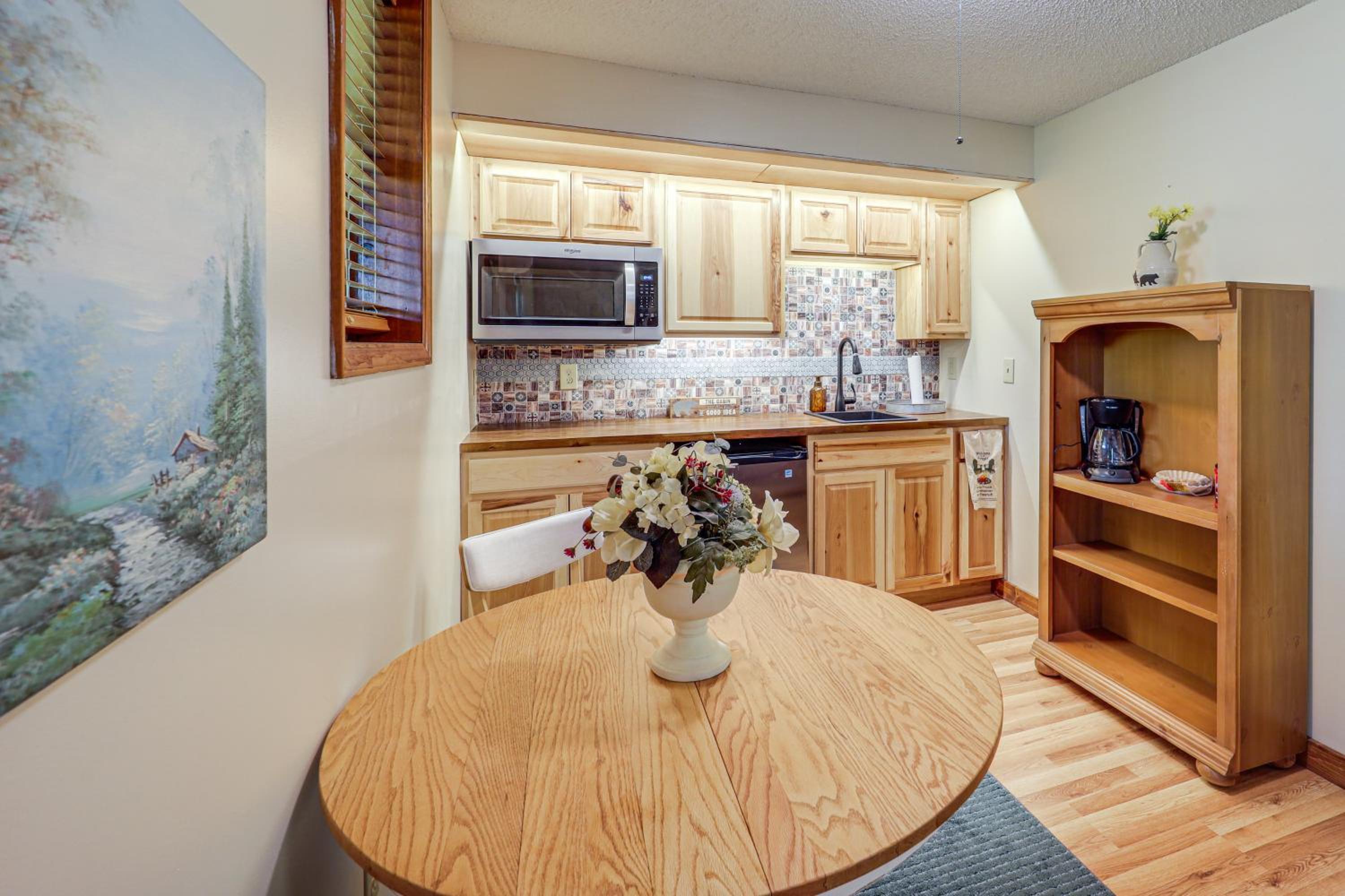 Wooded Cabin with 2 Decks on Golf Course in Newland!