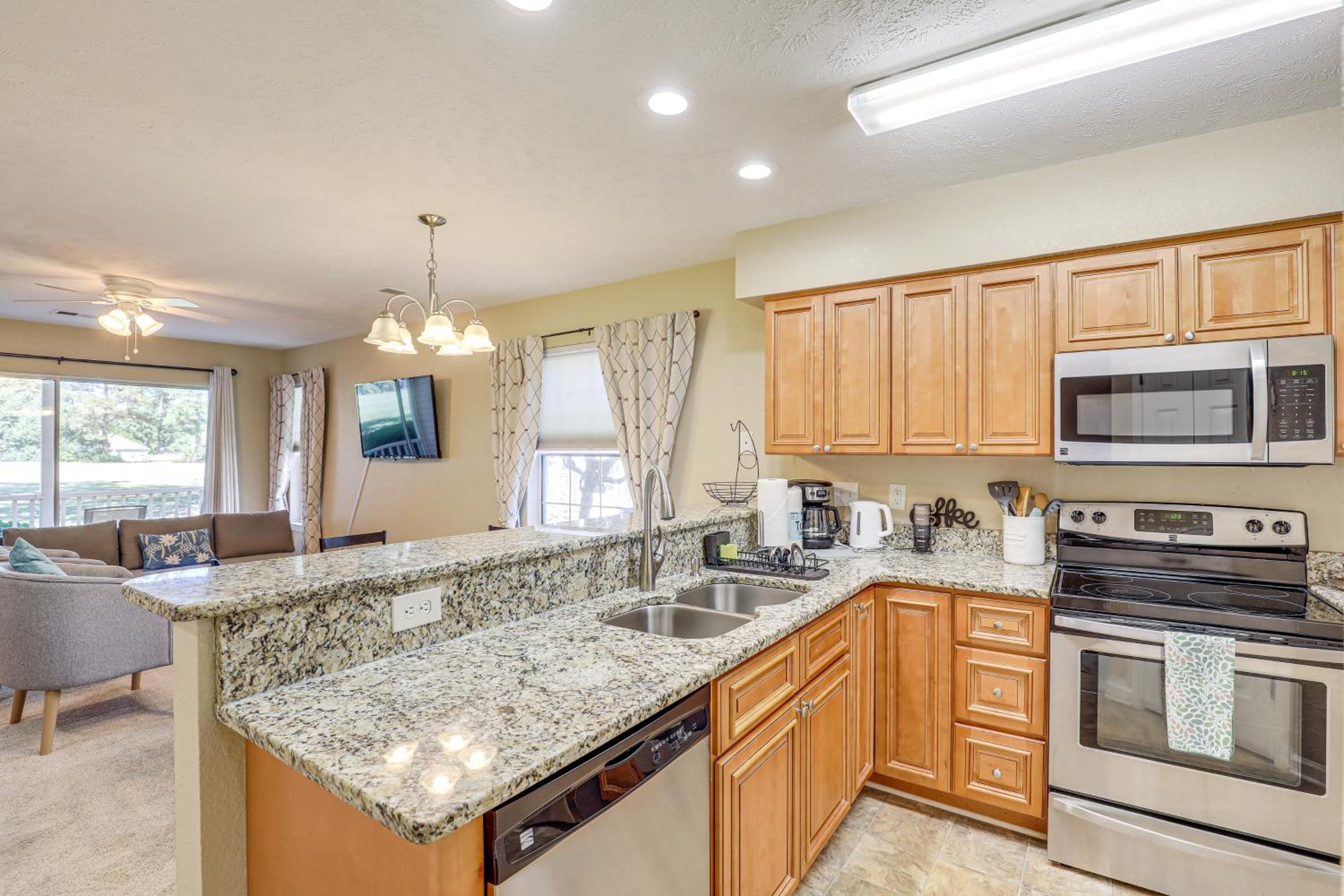 Steps to Pool and Golf! Family Myrtle Beach Retreat
