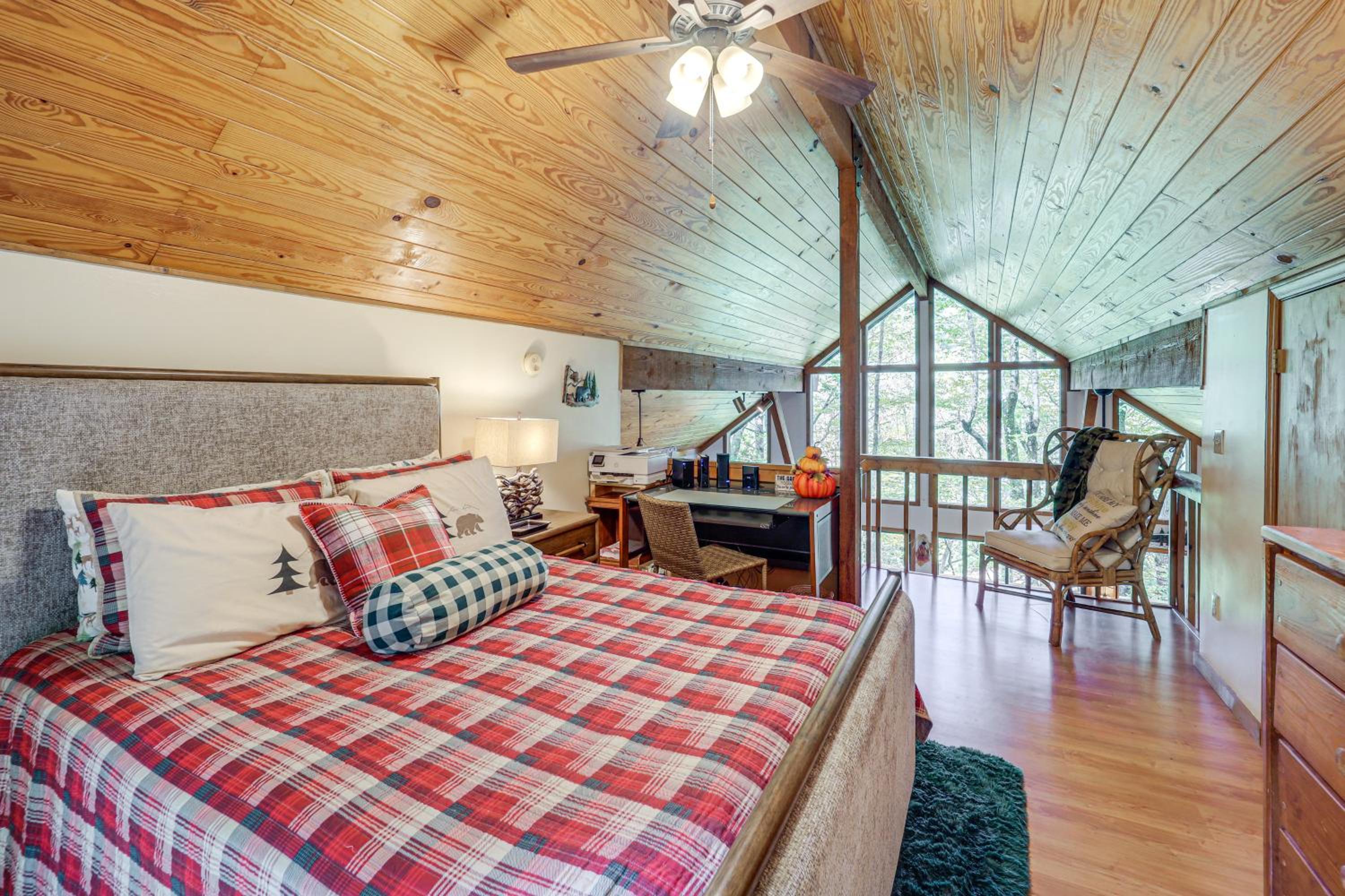 Wooded Cabin with 2 Decks on Golf Course in Newland!