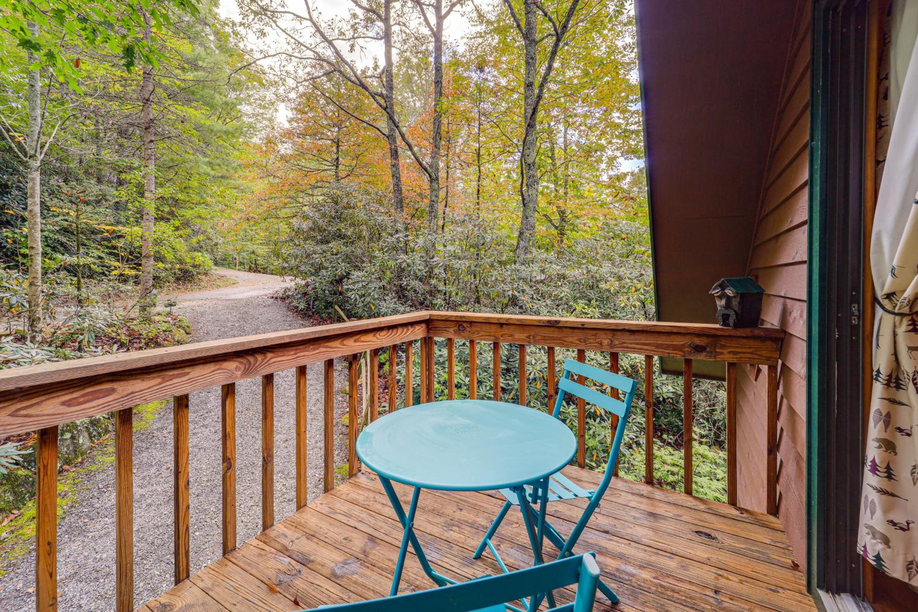 Wooded Cabin with 2 Decks on Golf Course in Newland!