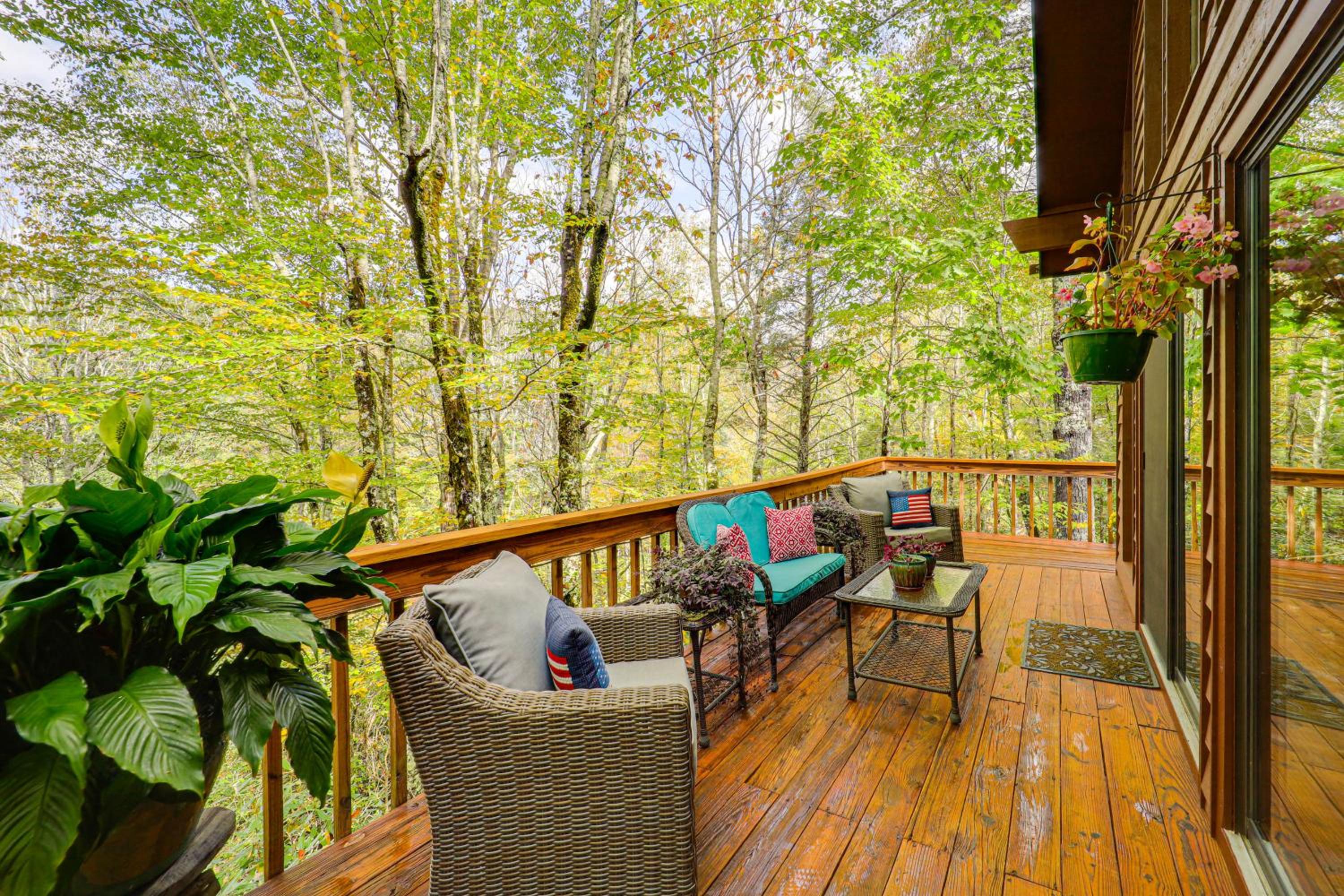 Wooded Cabin with 2 Decks on Golf Course in Newland!