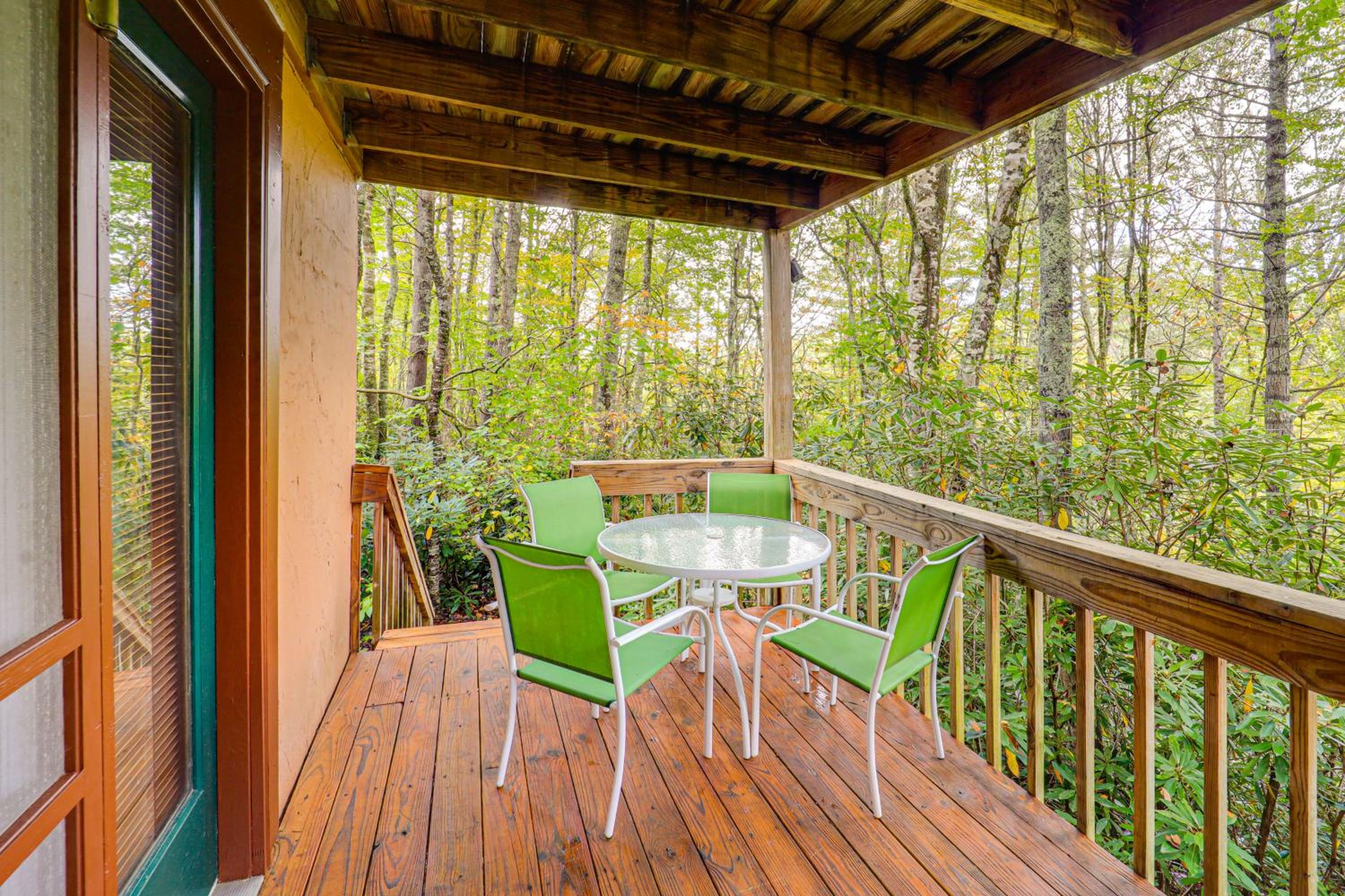 Wooded Cabin with 2 Decks on Golf Course in Newland!