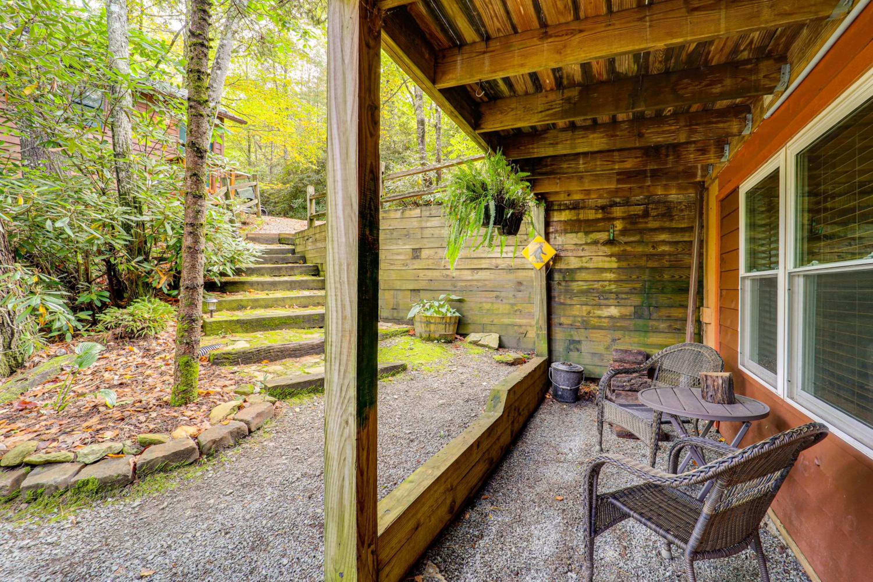 Wooded Cabin with 2 Decks on Golf Course in Newland!