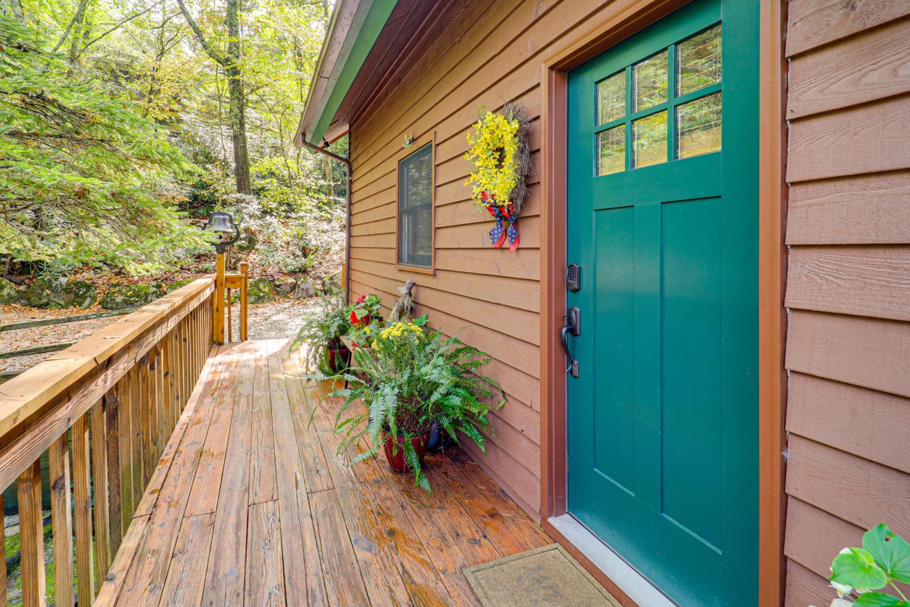 Wooded Cabin with 2 Decks on Golf Course in Newland!