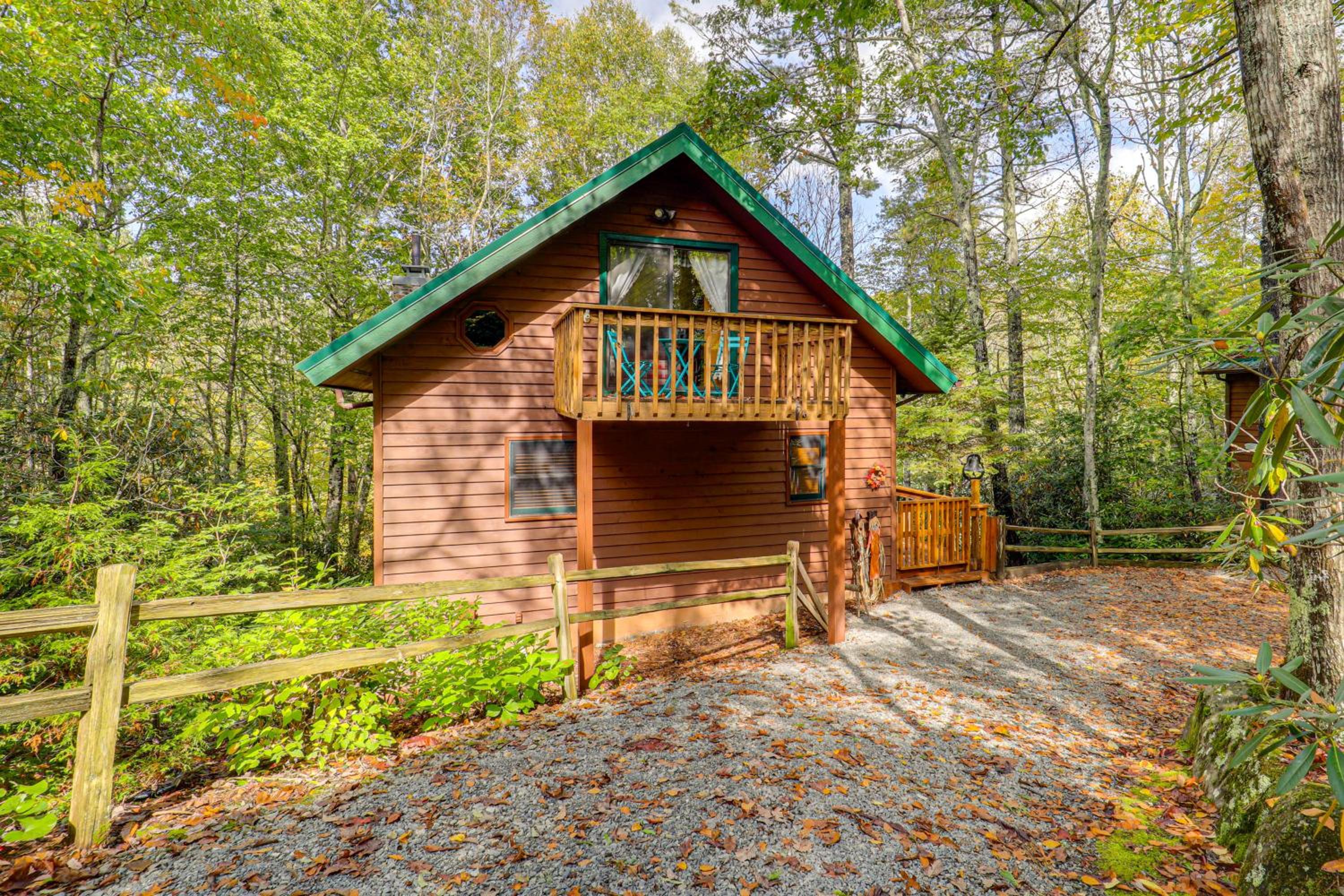 Wooded Cabin with 2 Decks on Golf Course in Newland!