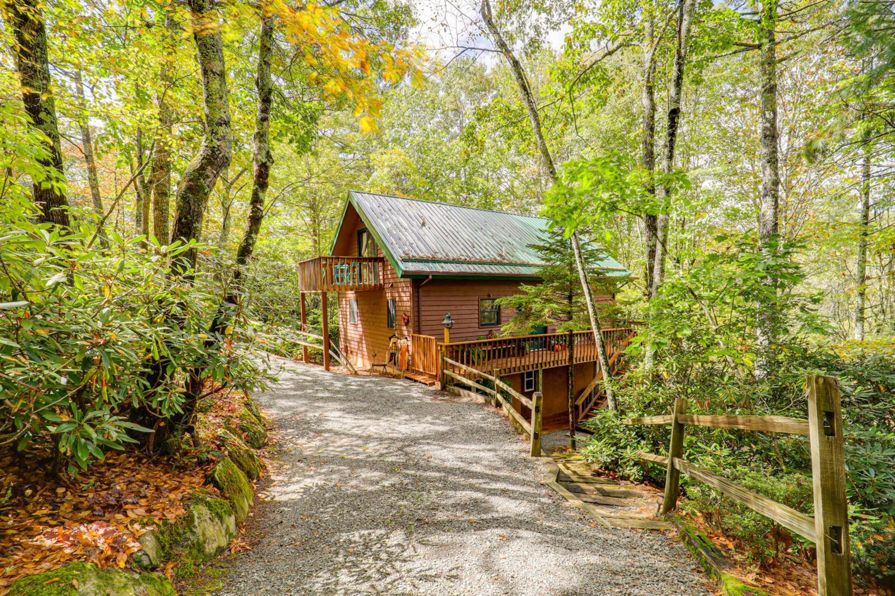 Wooded Cabin with 2 Decks on Golf Course in Newland!