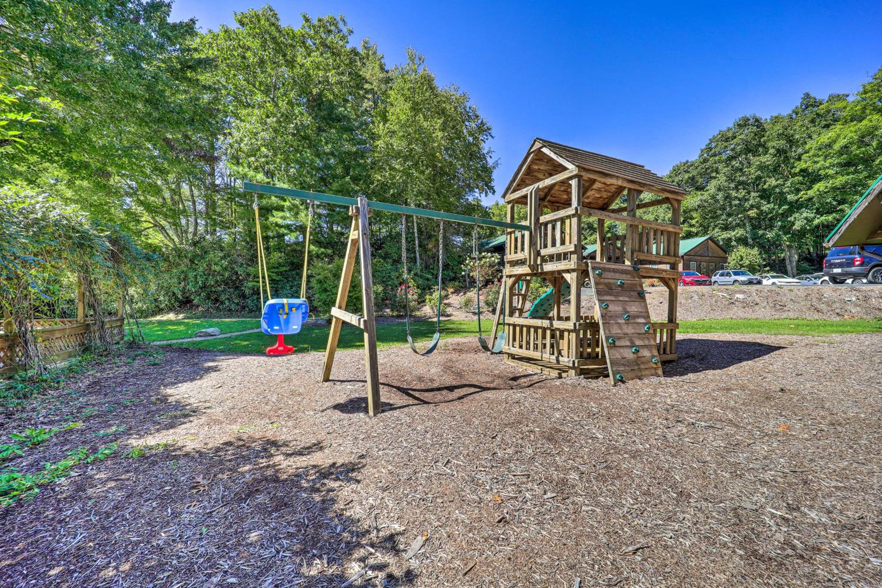 Wooded Cabin with 2 Decks on Golf Course in Newland!