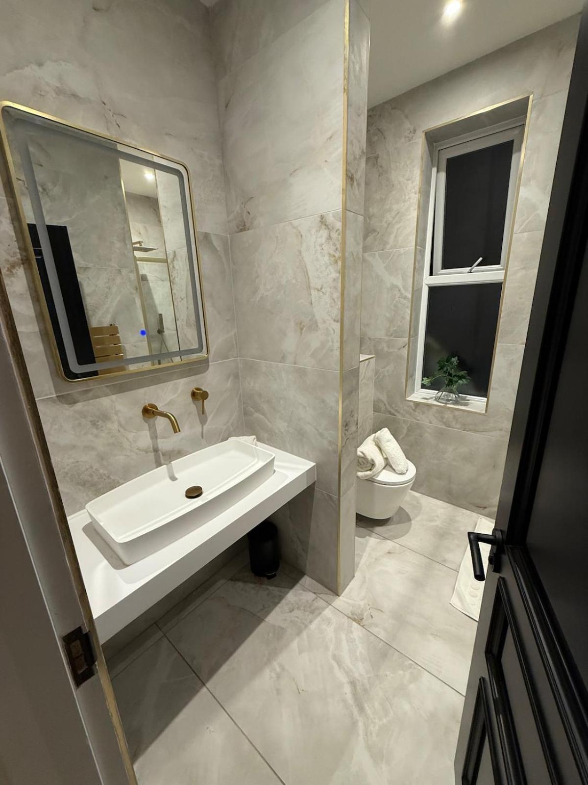 Modern 2 Bed 2 Bath Apartment in Prime Jesmond Location