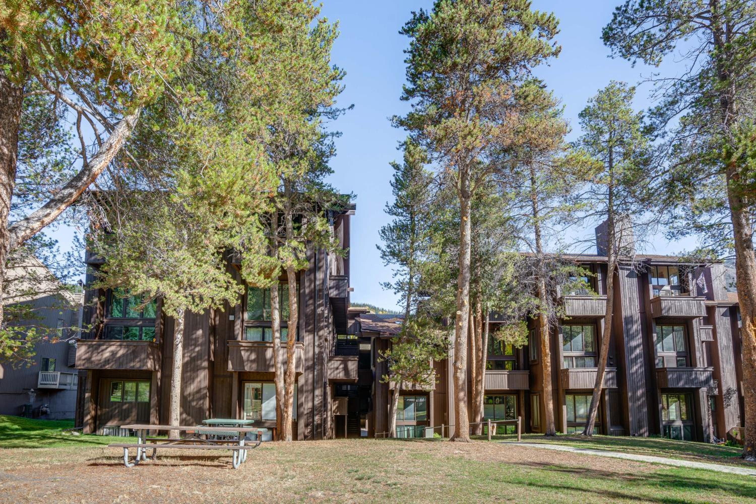 True Ski-In Copper Mtn Condo Quick Walk to Lift!