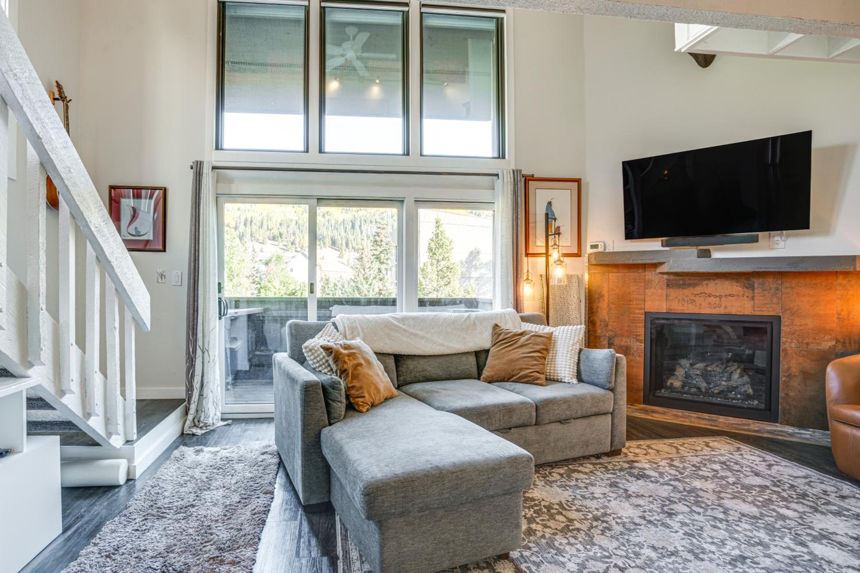 True Ski-In Copper Mtn Condo Quick Walk to Lift!