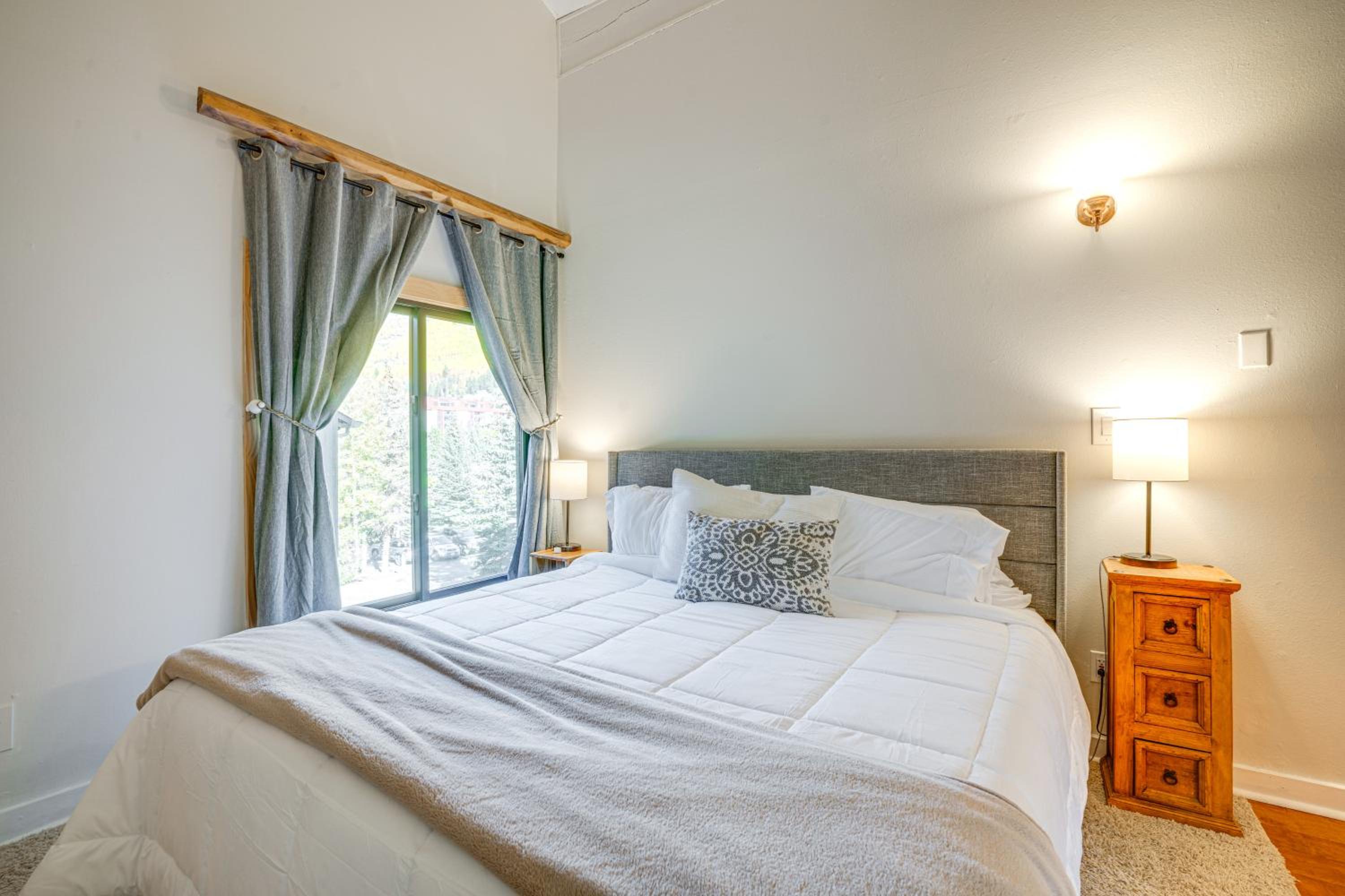 True Ski-In Copper Mtn Condo Quick Walk to Lift!