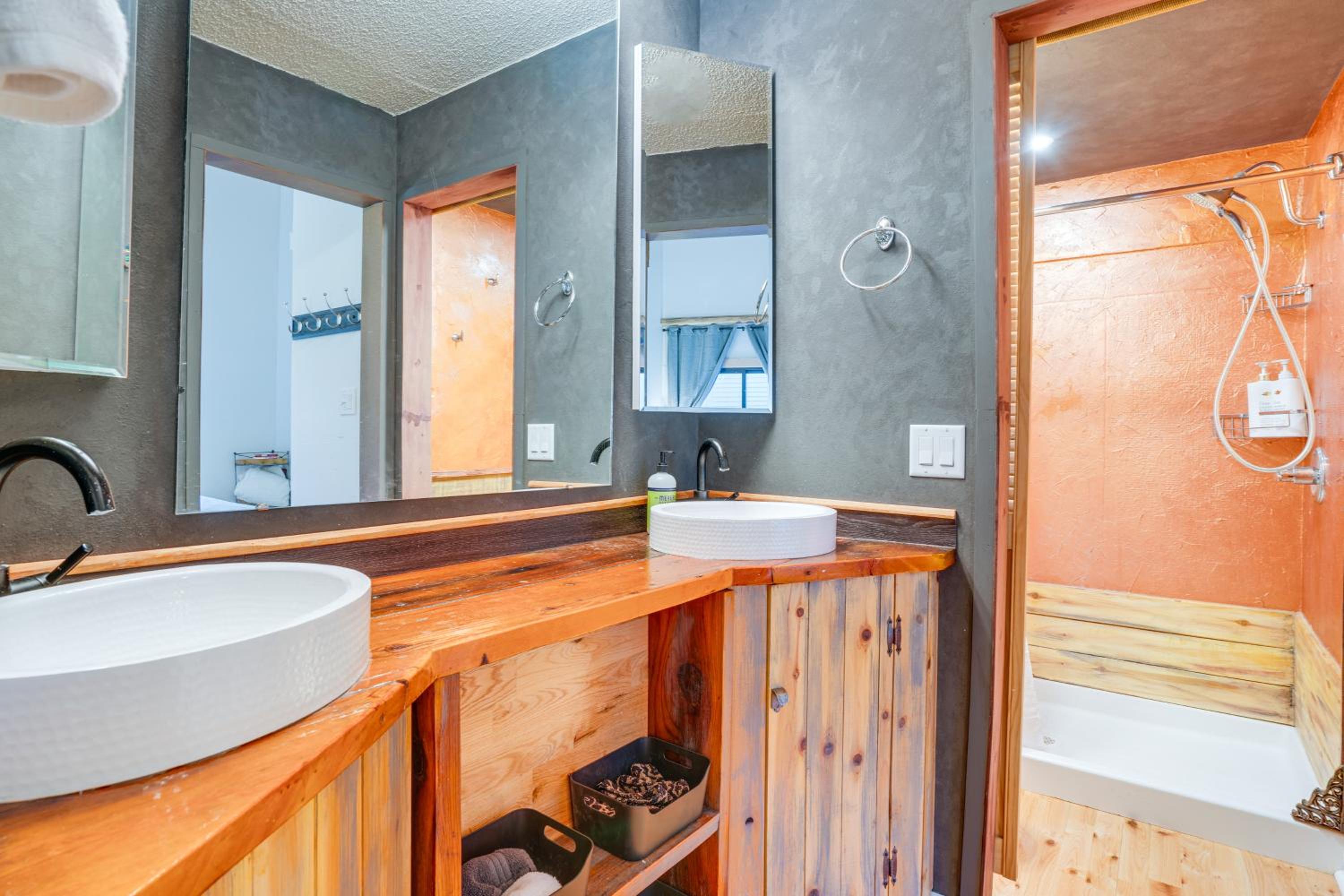 True Ski-In Copper Mtn Condo Quick Walk to Lift!