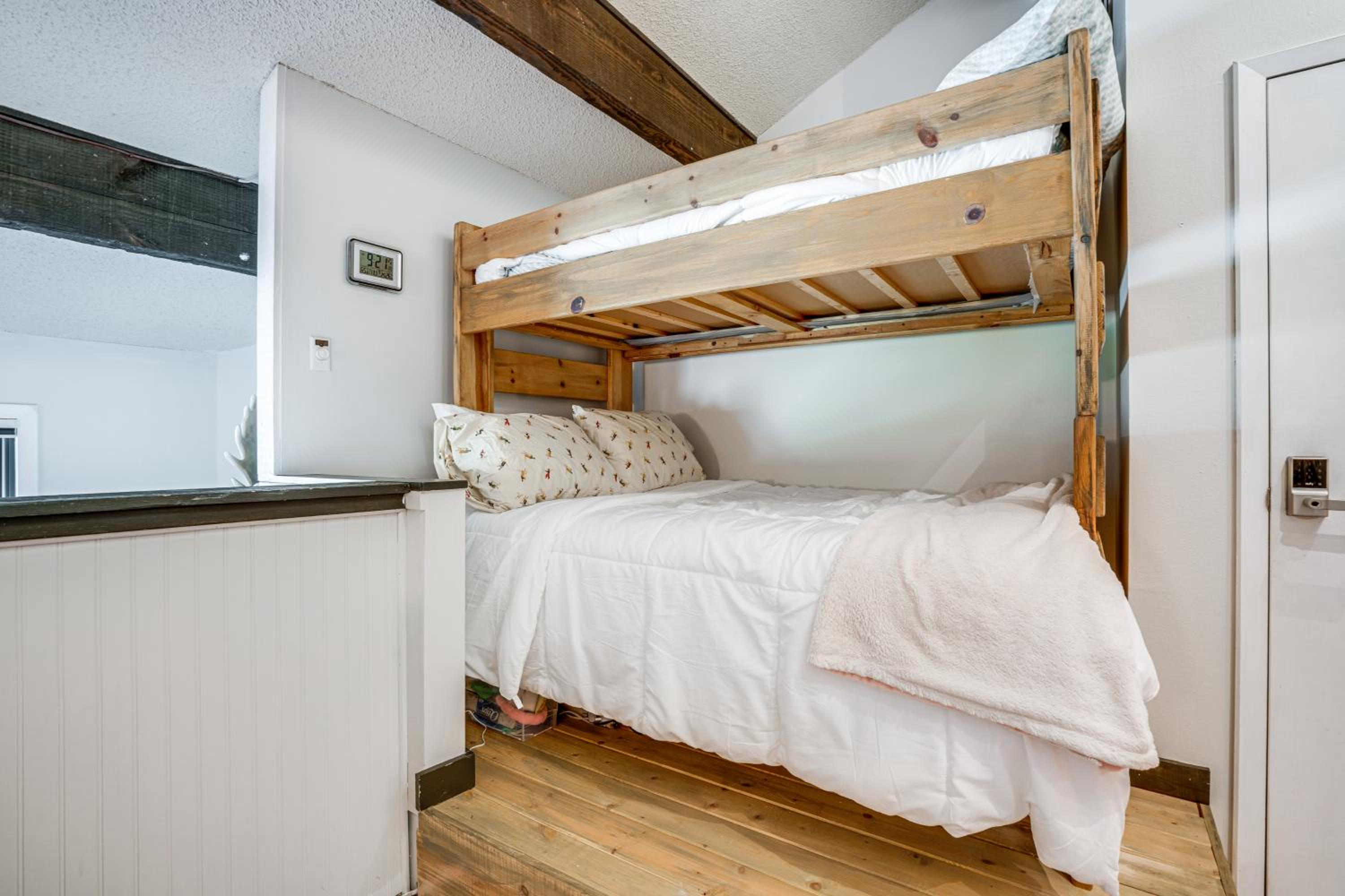 True Ski-In Copper Mtn Condo Quick Walk to Lift!