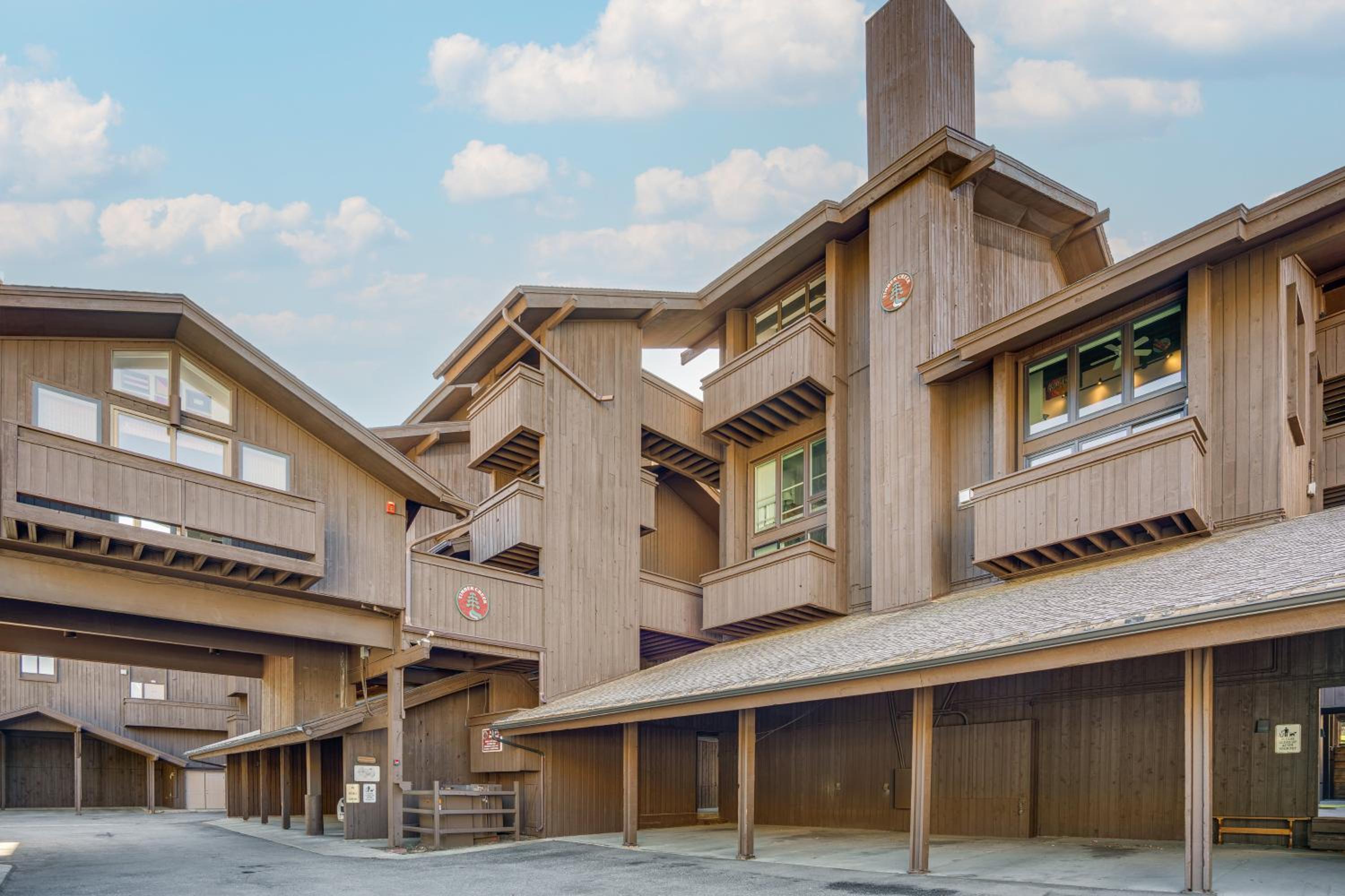 True Ski-In Copper Mtn Condo Quick Walk to Lift!